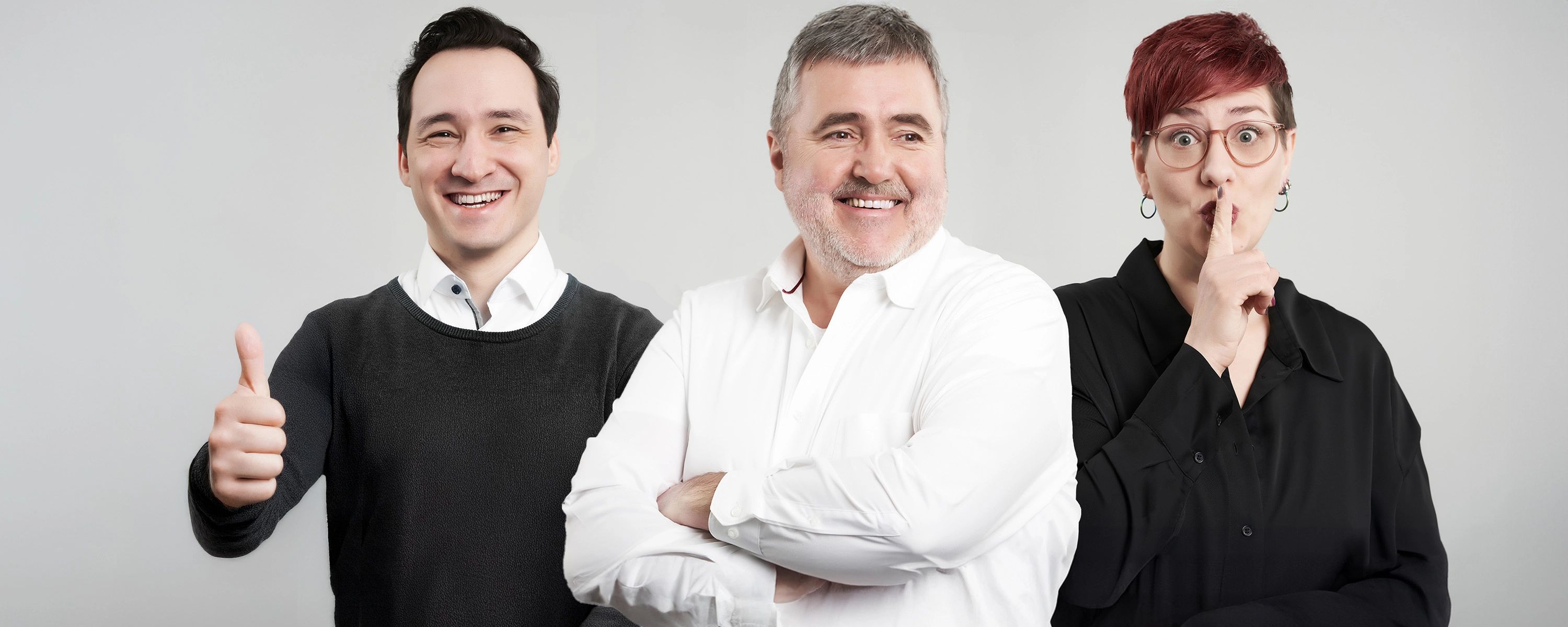 Teamfoto von drei Mitarbeitenden: Ein Mitarbeiter gibt Daumen hoch, eine Kollegin hält den Finger vor den Mund.