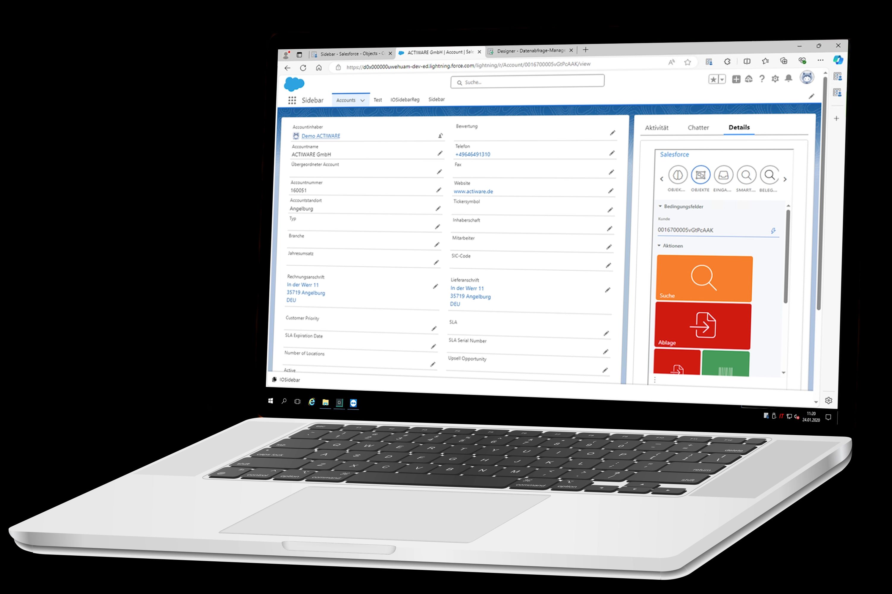 Ein aufgeklappter Laptop zeigt auf dem Bildschirm die Benutzeroberfläche von Salesforce.