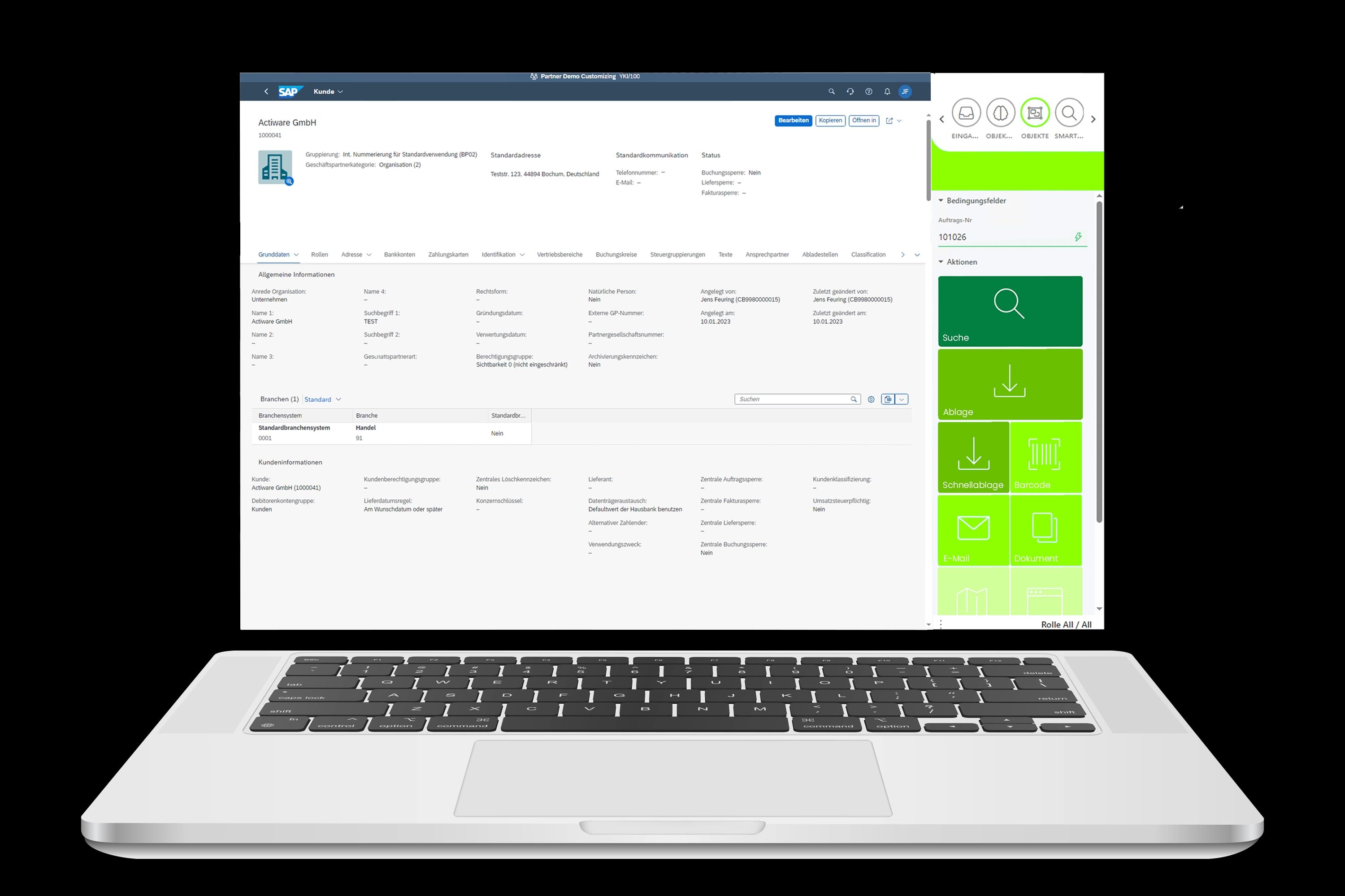 Ein aufgeklappter Laptop zeigt auf dem Bildschirm die Benutzeroberfläche von SAP S4HANA.