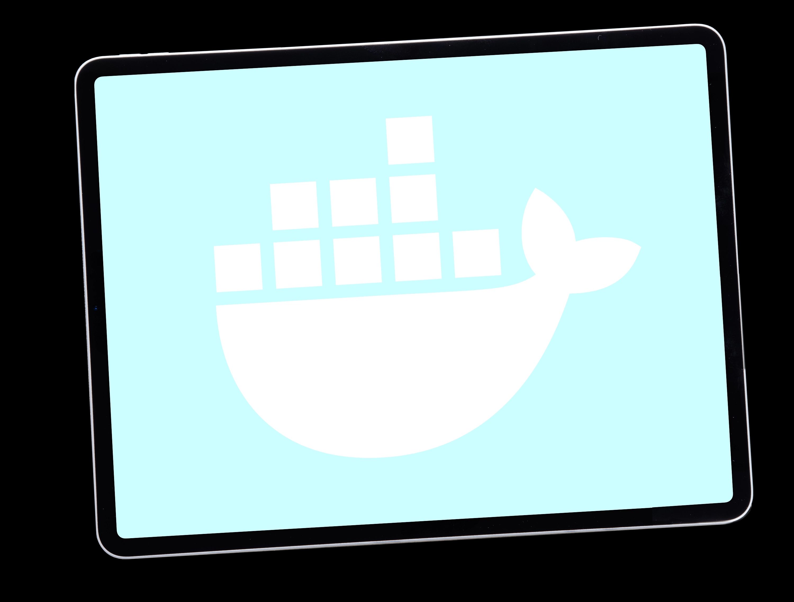 Der Bildschirm eines Tablets zeigt das weiße Docker-Logo, das einen Wal mit gestapelten Containern auf dem Rücken darstellt.