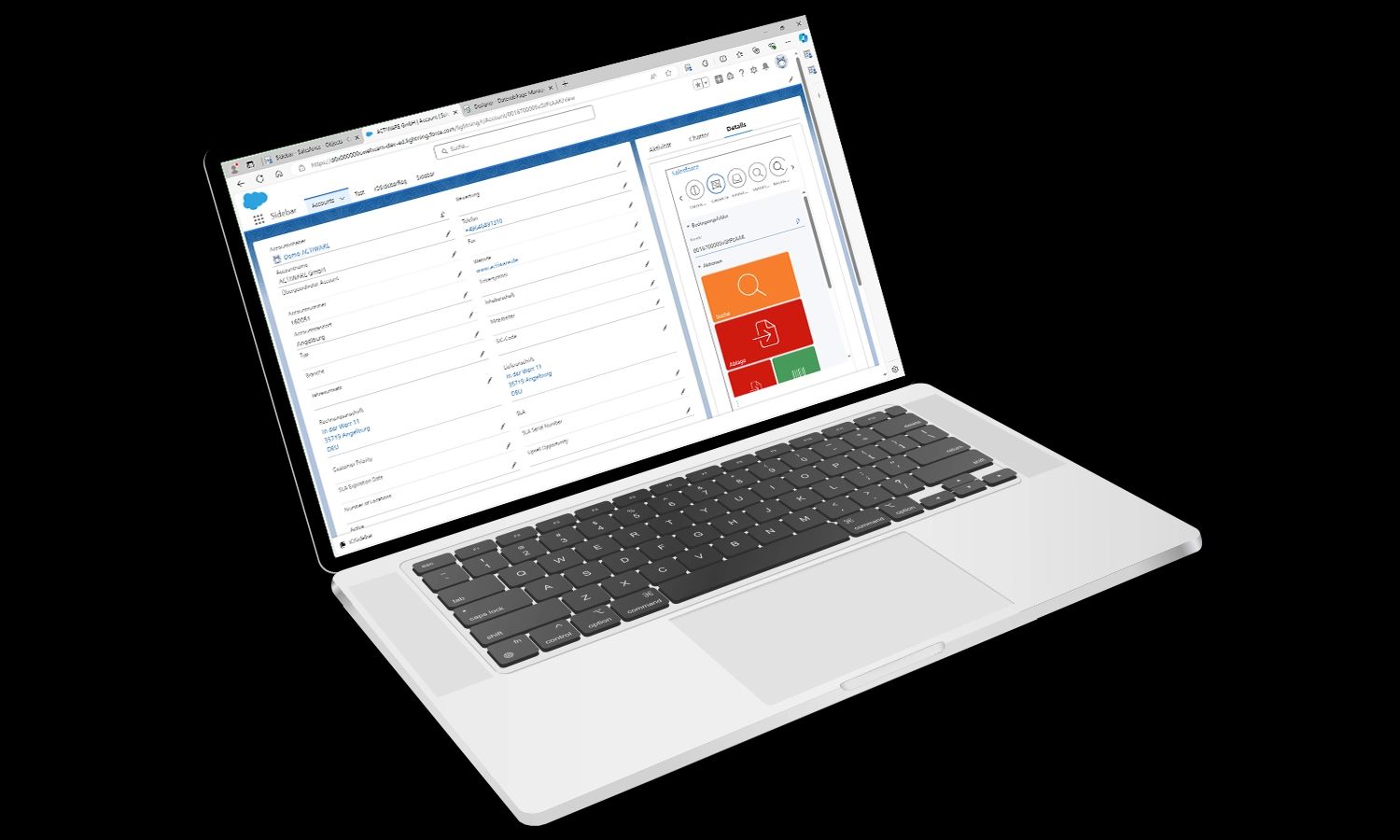 Ein silberner Laptop, der auf dem Bildschirm eine Business-Anwendung mit einer Liste von Daten und einer Seitenleiste mit Statusindikatoren anzeigt.