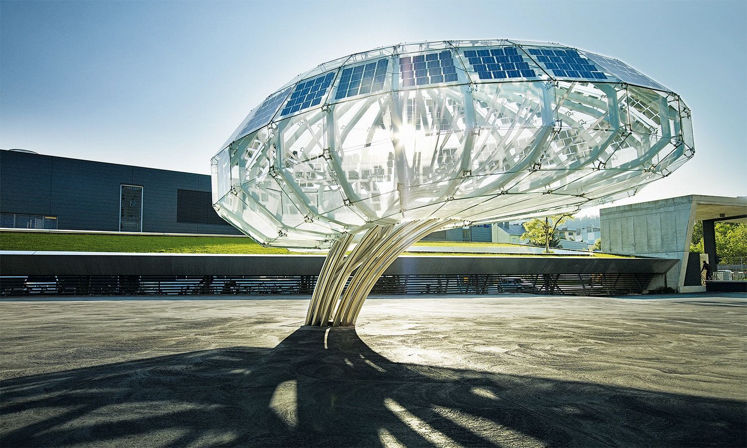 Moderne Glas- und Stahlkonstruktion mit Solarpaneelen auf dem Gelände von AVL als Symbol für Innovation und nachhaltige Energietechnologien.