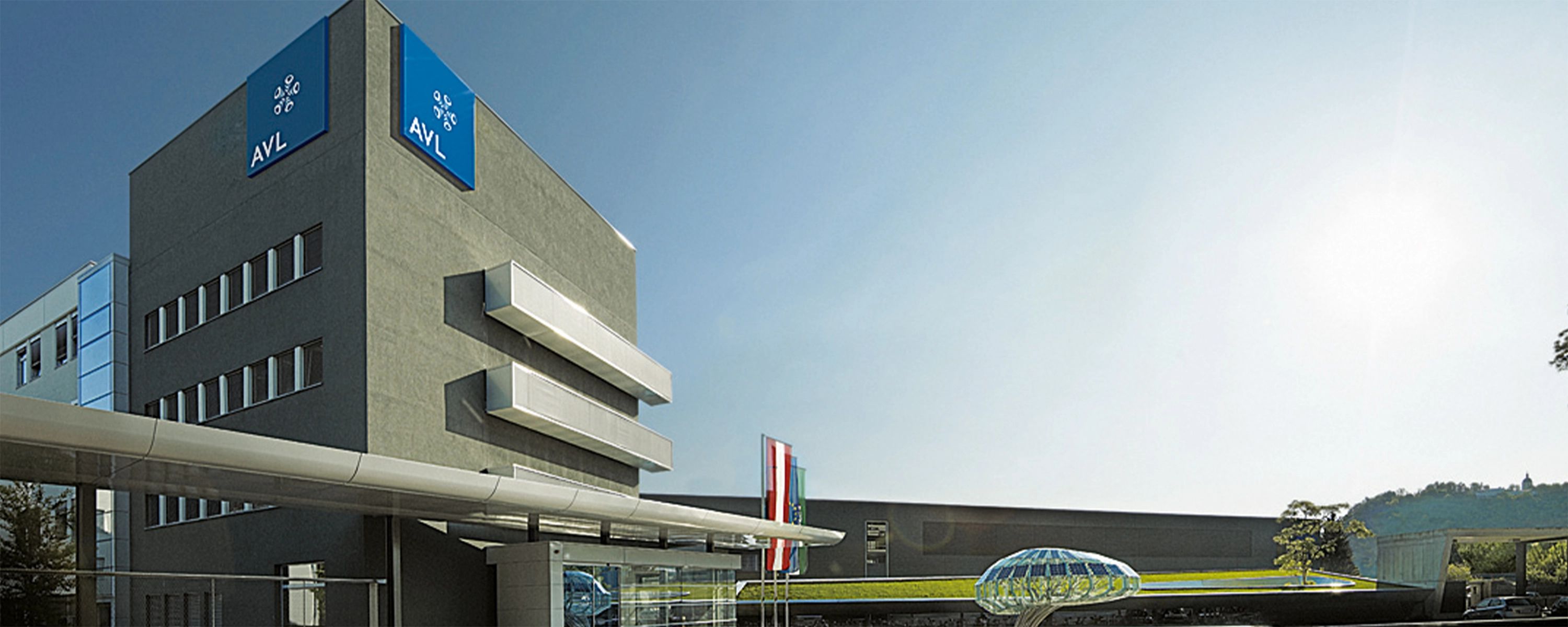 Moderner AVL-Firmensitz mit Innovationsgebäude und nachhaltiger Architektur in heller, sonniger Umgebung.