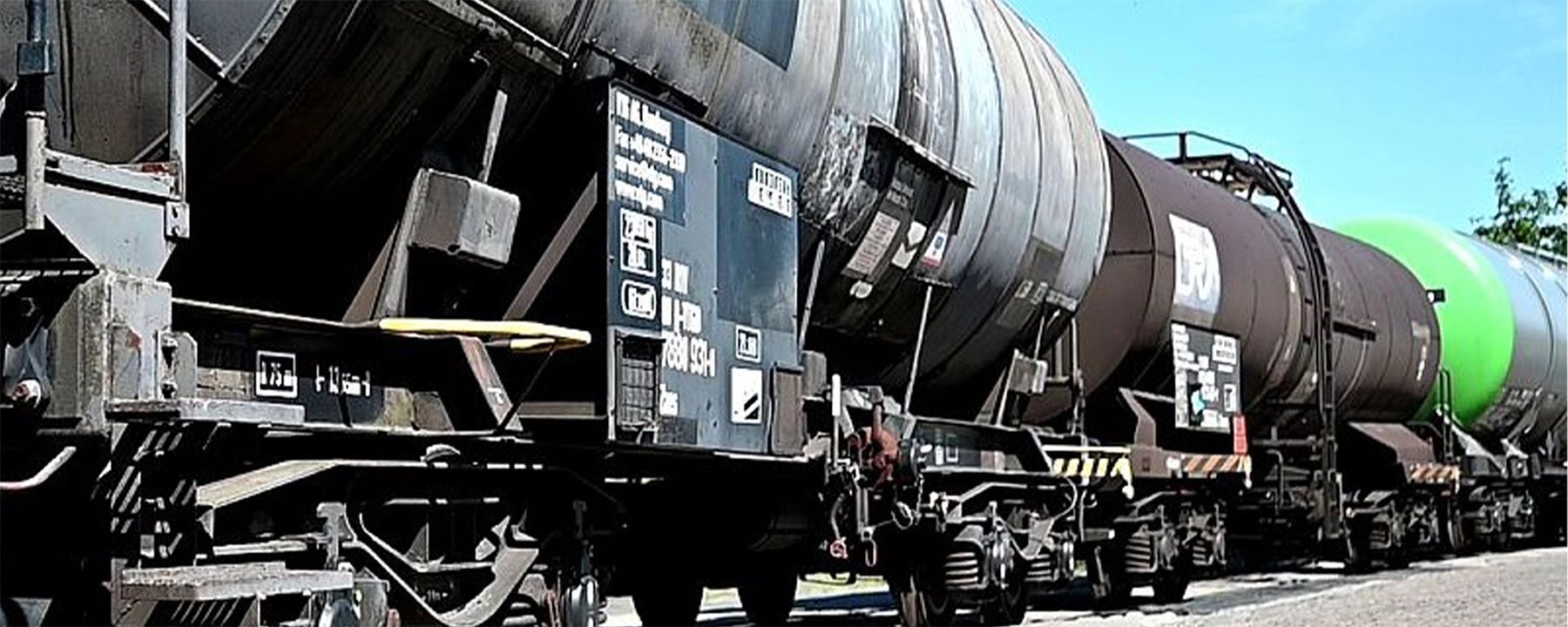 Reihe von Kesselwagen auf dem Werksgelände der Franz Kaminski Waggonbau GmbH – spezialisierte Instandhaltung und Prüfung von Güter- und Tankwaggons für den Schienengüterverkehr.