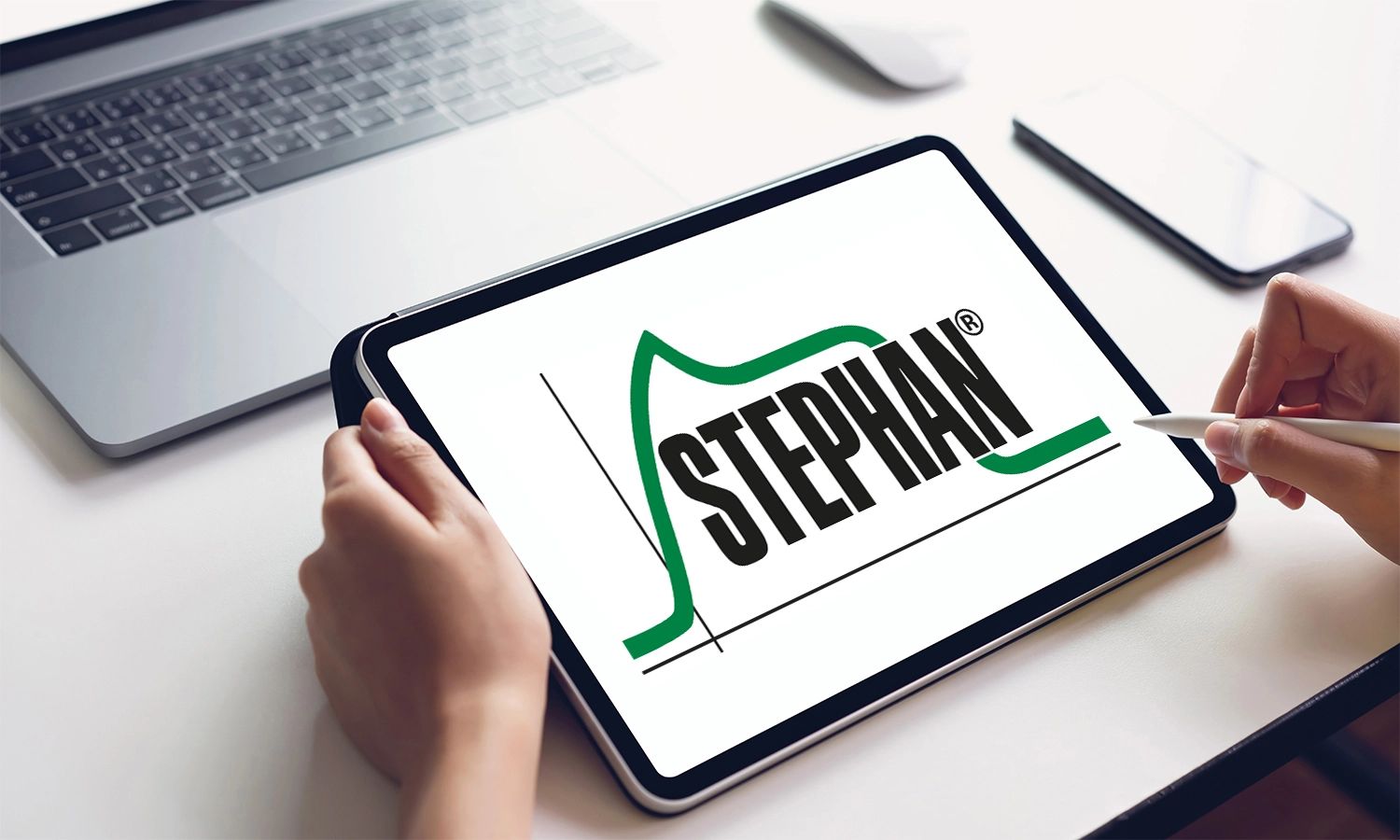 Logo von Fritz Stephan GmbH auf dem Display eines Tablets – Symbol für Innovation, Präzision und medizinische Technologie im Bereich Beatmungssysteme und Intensivpflege.