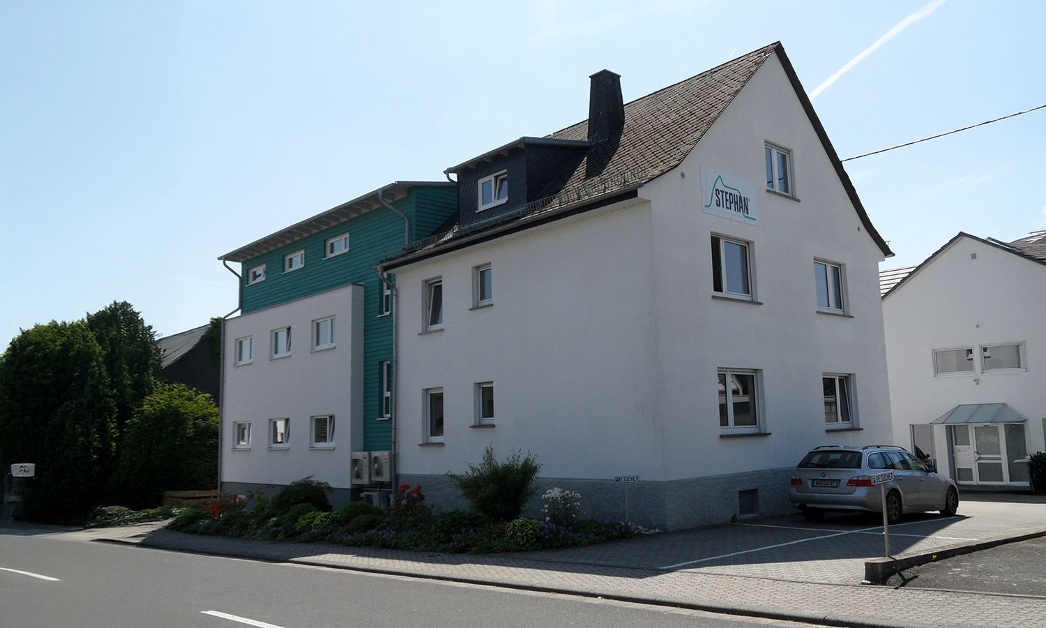 Firmengebäude der Fritz Stephan GmbH – Hauptsitz des Medizintechnikunternehmens für Beatmungssysteme und Intensivpflegegeräte in moderner, funktionaler Architektur.