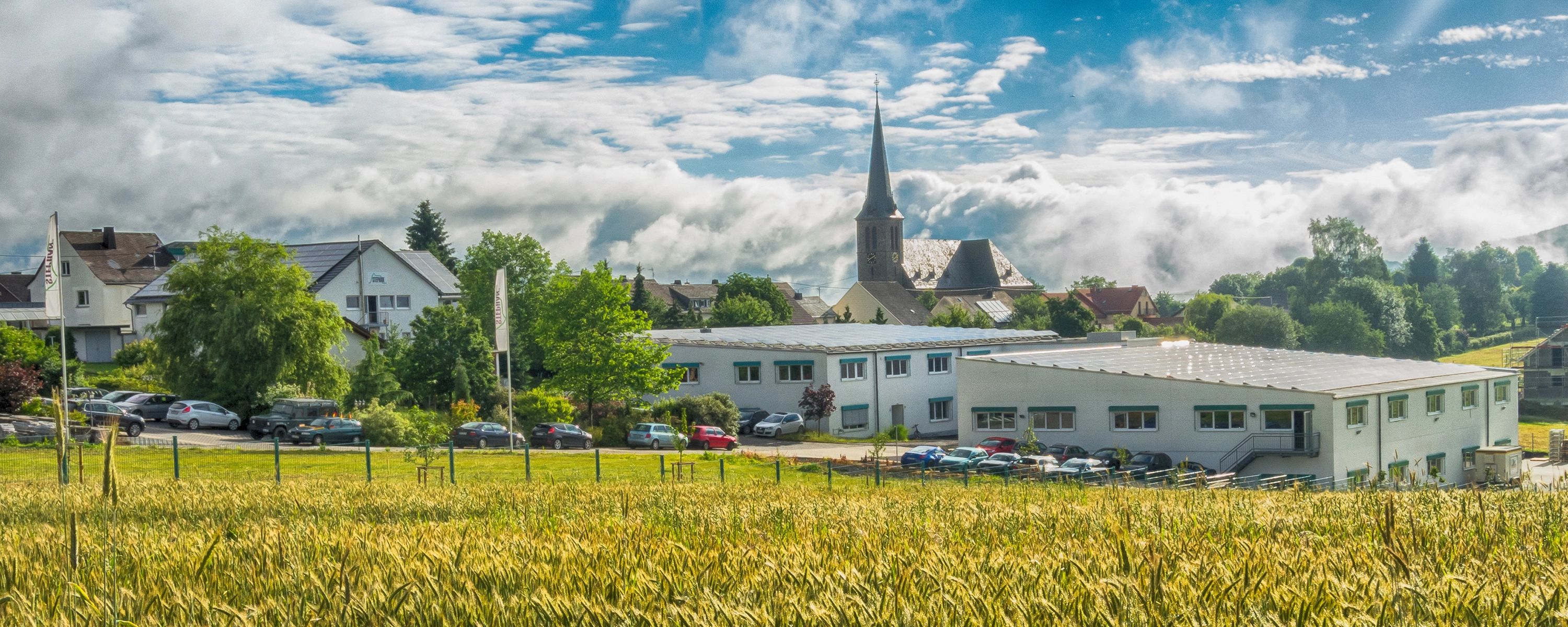 Firmengebäude der Fritz Stephan GmbH im Grünen – Medizintechnikunternehmen in idyllischer Umgebung, spezialisiert auf Beatmungssysteme und Intensivpflegegeräte.