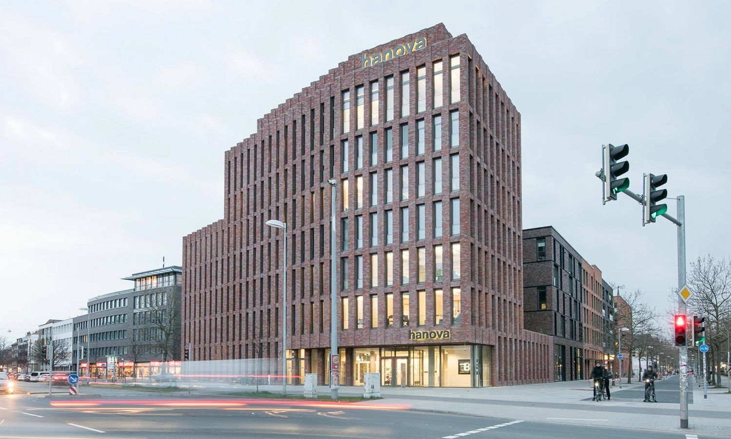 Firmensitz von hanova Wohnen in Hannover – modernes Backsteingebäude mit klarer Architektur, Symbol für städtische Wohnbauprojekte und nachhaltige Immobilienentwicklung.