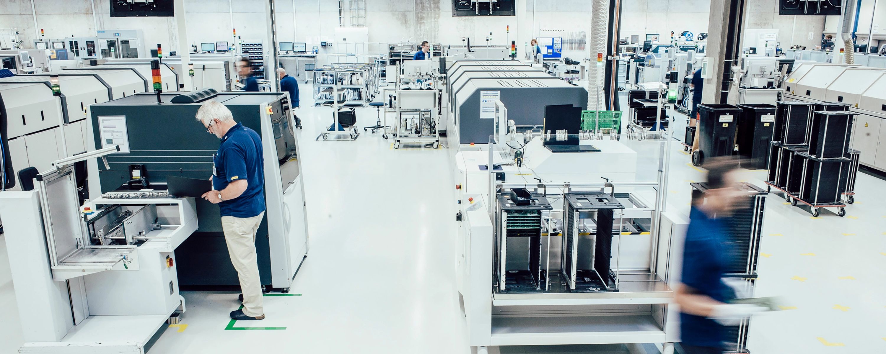 Produktionshalle von Hekatron – moderne Fertigung mit hochautomatisierten Anlagen und Fachpersonal für die Herstellung innovativer Brandschutz- und Sicherheitssysteme.