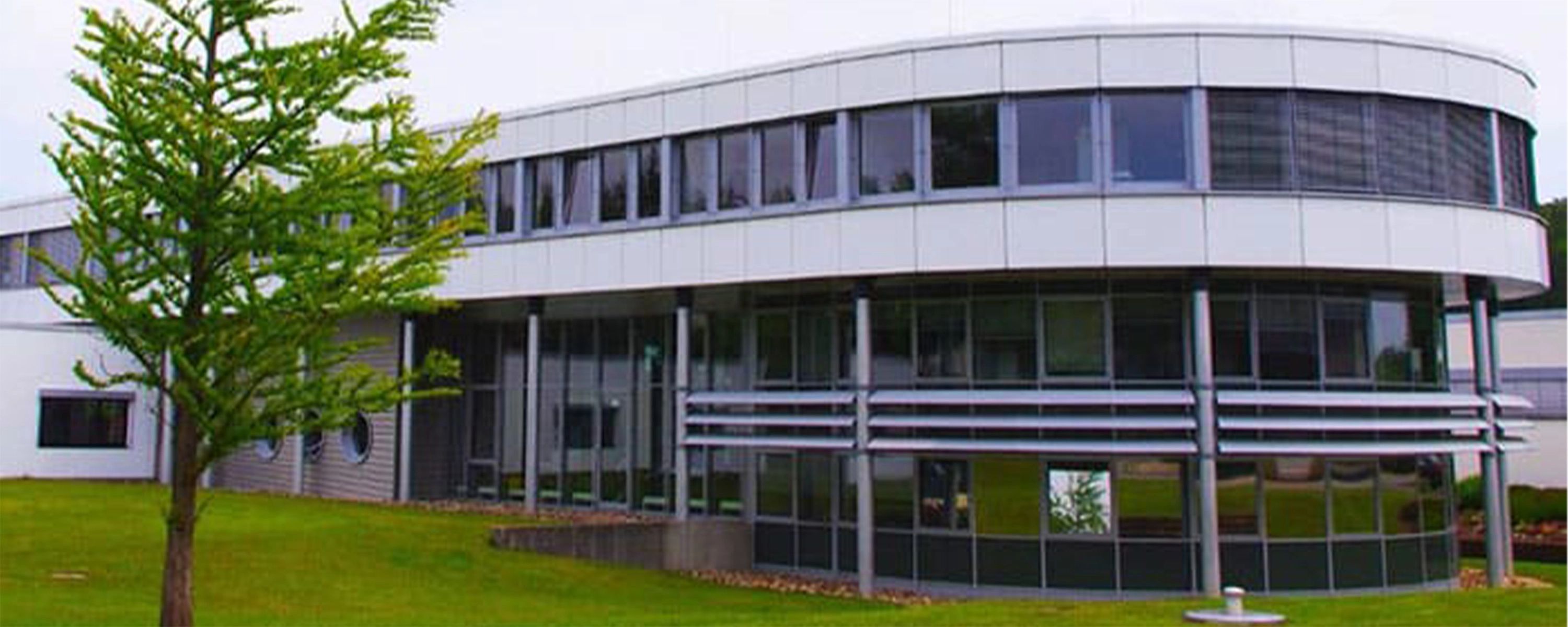 Firmengebäude von Hoffmann + Krippner – modernes Verwaltungs- und Entwicklungszentrum für industrielle Eingabesysteme und Human-Machine-Interface-Lösungen.