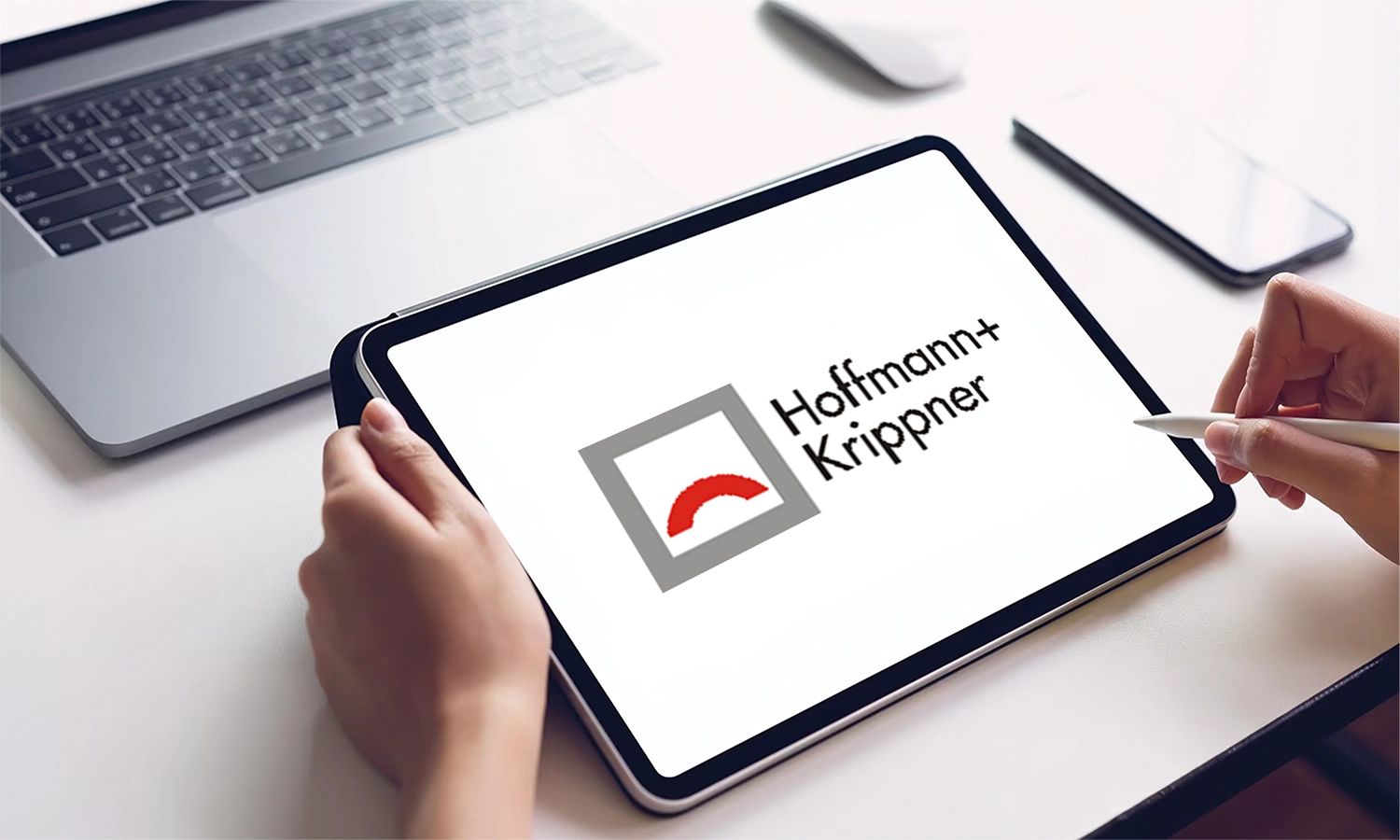 Tablet mit Hoffmann + Krippner‑Logo – Symbol für innovative Bedienlösungen, Touchtechnologien und digitale Schnittstellen zwischen Mensch und Maschine.