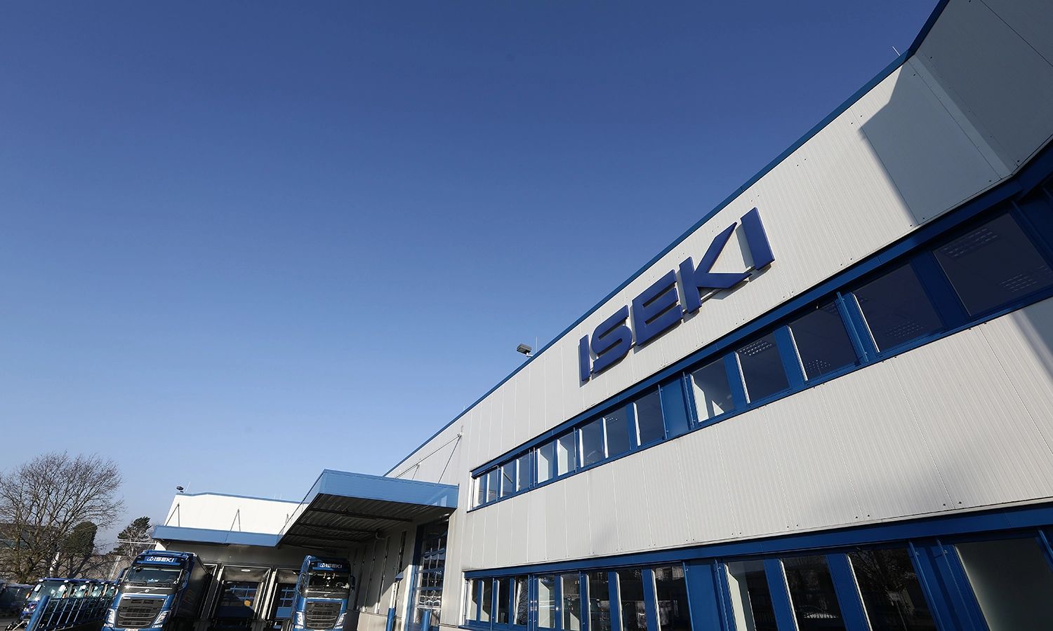 Firmengebäude von Iseki – moderne Industriehalle mit Unternehmenslogo, Standort des Spezialisten für Kommunal‑ und Landtechnikmaschinen.