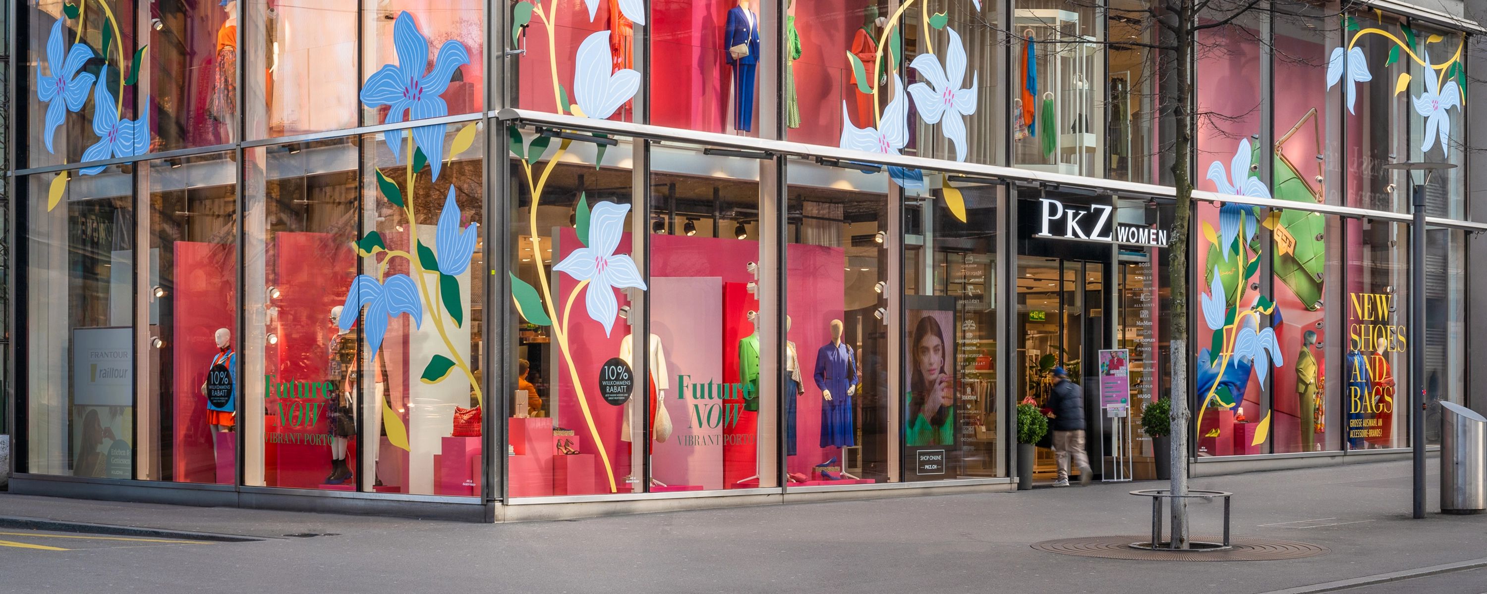 PKZ‑Women‑Store mit farbenfroher Schaufensterdekoration in der Innenstadt – moderne Modeboutique der Schweizer Traditionsmarke PKZ.