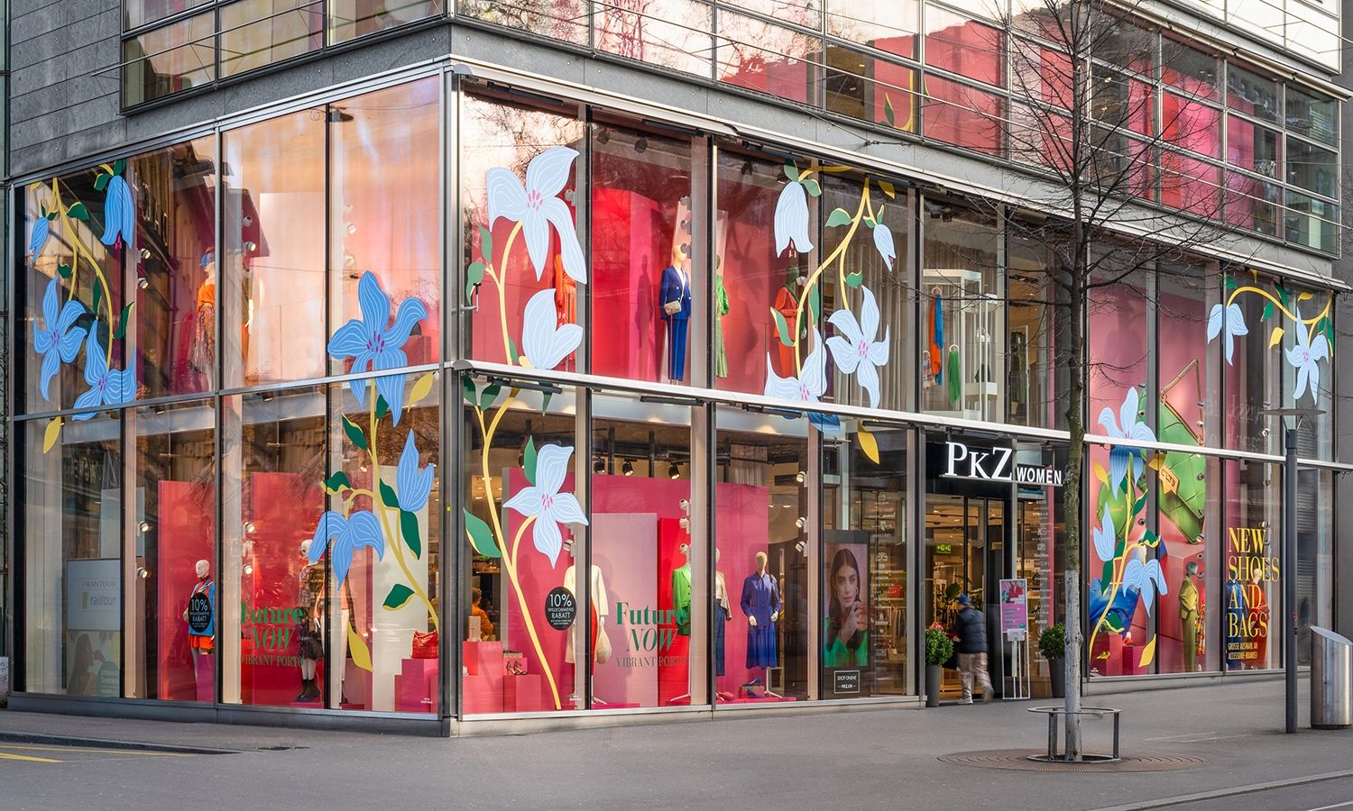 PKZ‑Women‑Store mit farbenfroher Schaufensterdekoration in der Innenstadt – moderne Modeboutique der Schweizer Traditionsmarke PKZ.