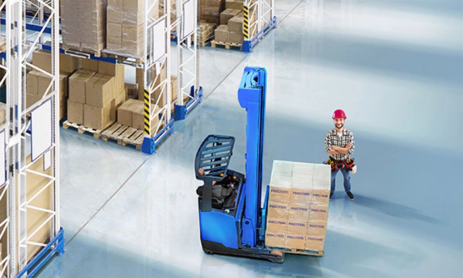 Precitool‑Mitarbeiter im Logistiklager mit Gabelstapler – Versand von Werkzeugen und Industriebedarf aus modernem Zentrallager.