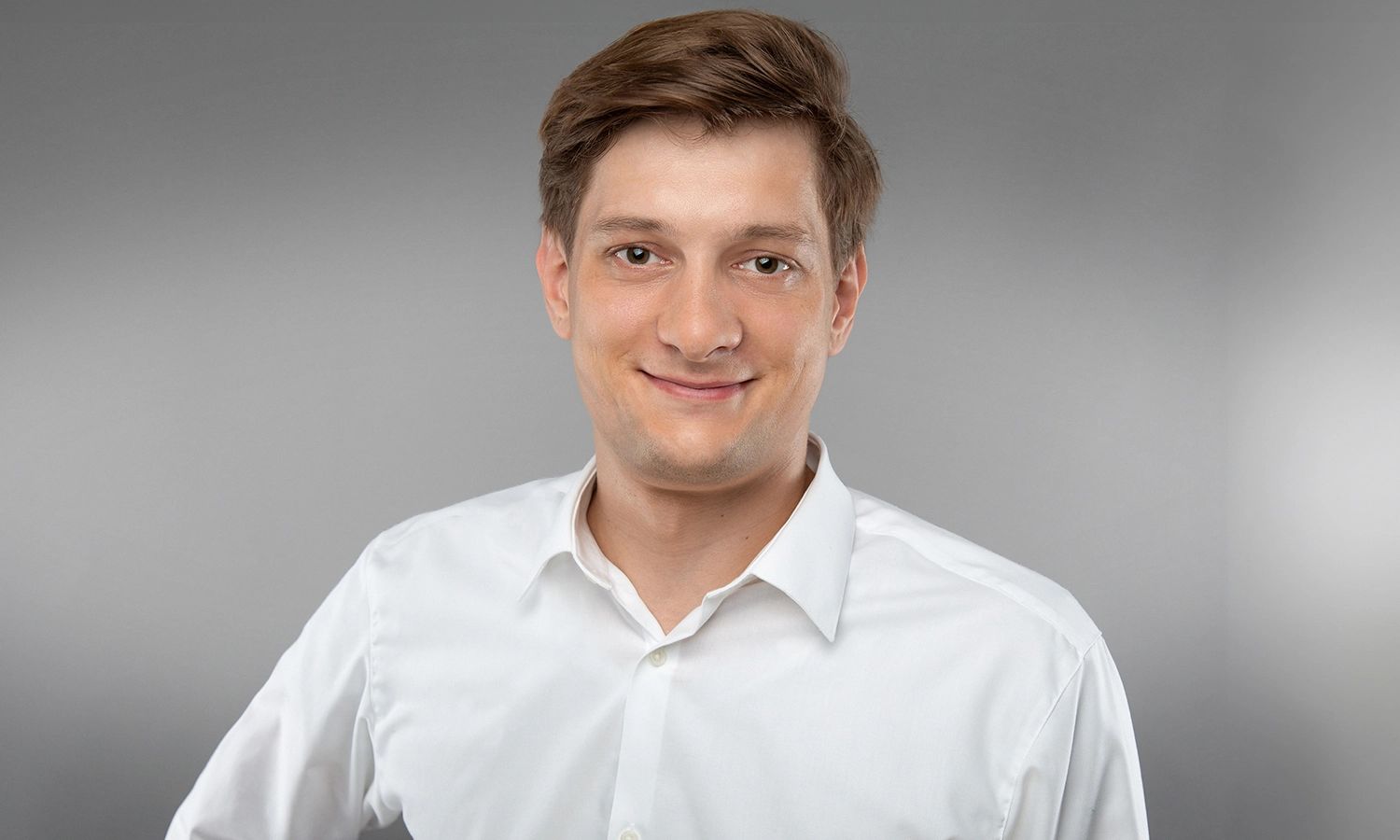 Provita‑Mitarbeiter im weißen Hemd – professionelles Porträtfoto eines Teammitglieds des Herstellers von Medizintechnik‑ und Pflegeprodukten.