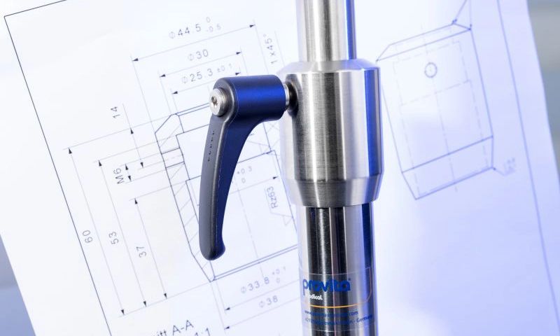 Provita‑Medizintechnikkomponente aus Edelstahl vor technischer Konstruktionszeichnung – Symbol für Präzision, Qualität und Engineering‑Kompetenz.