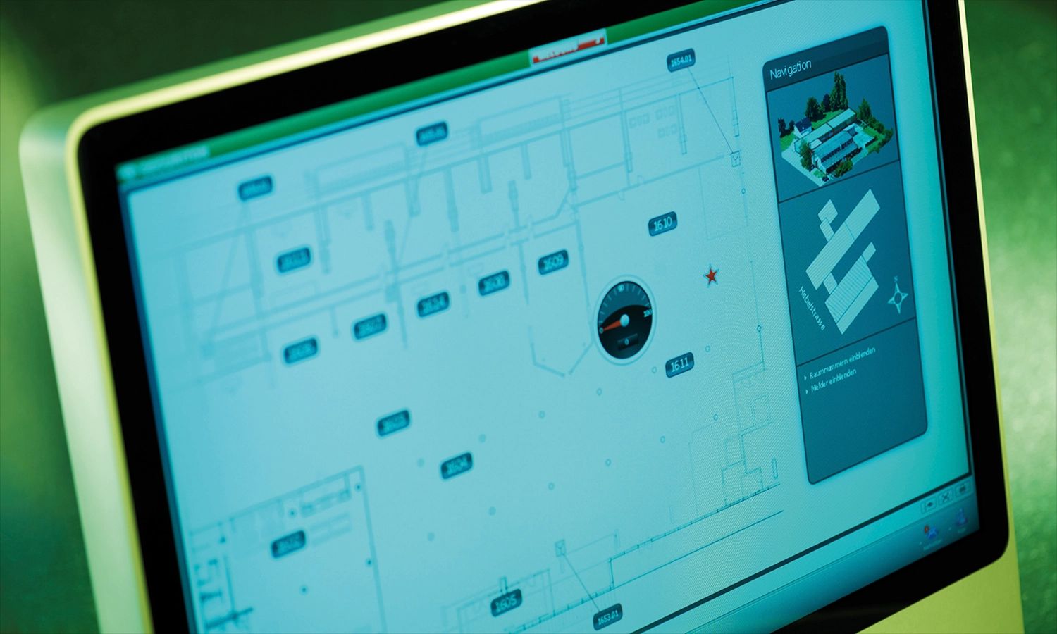 Securiton‑Überwachungssoftware auf Monitor – digitale Gebäudeansicht mit Alarm‑ und Brandmeldepunkten für präzise Sicherheits‑ und Gefahrenmanagementlösungen.