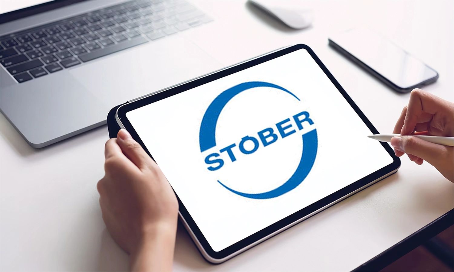 Stöber‑Logo auf Tablet‑Bildschirm – moderne digitale Markenpräsentation des Unternehmens für Antriebstechnik, Getriebe‑ und Motion‑Control‑Systeme.