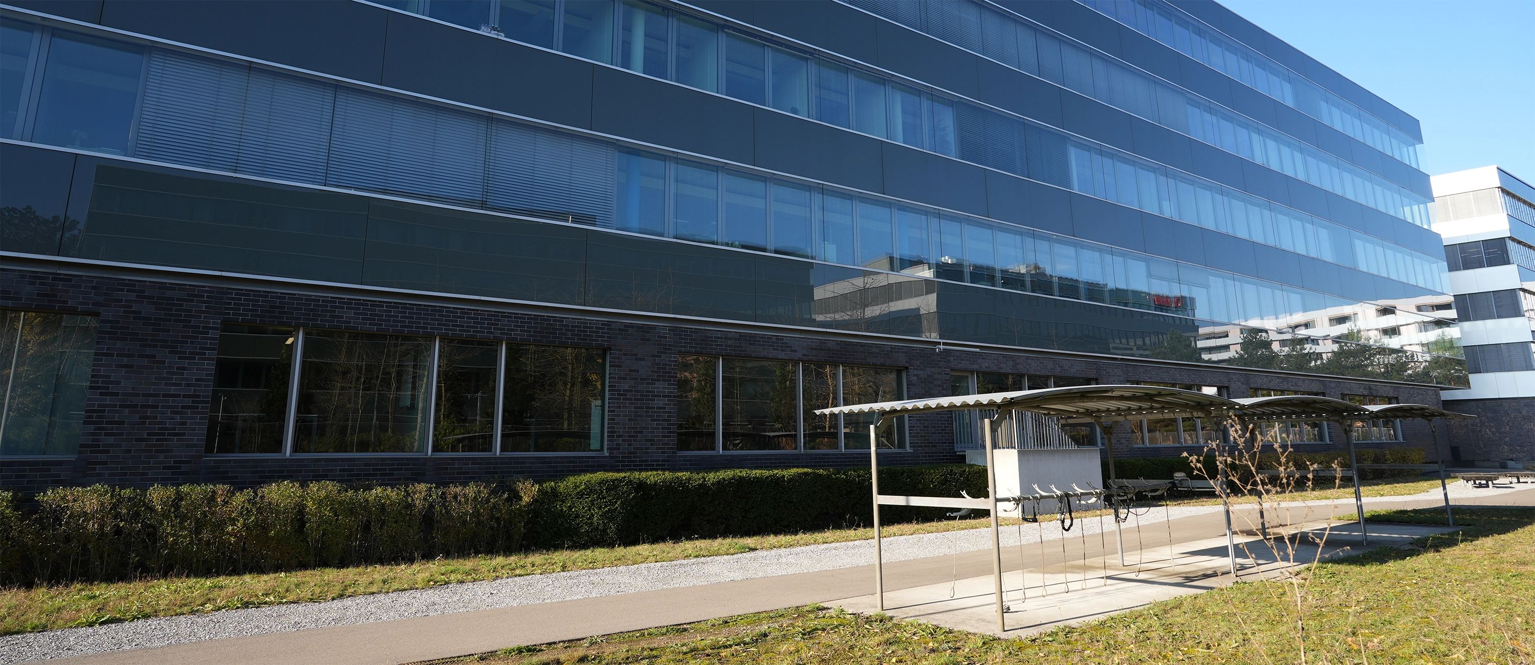 Firmengebäude von ACTIWARE Schweiz mit moderner Glas- und Fassadenarchitektur