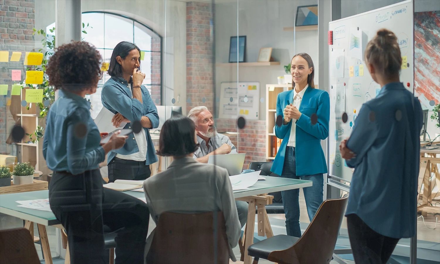 Mehrere Business-Personen befinden sich in einem Business-Coaching.