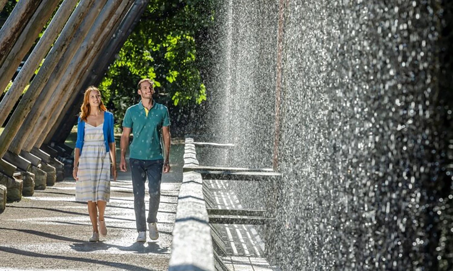 Zwei Personen spazieren bei den Gardierbauten in Bad Nauheim.
