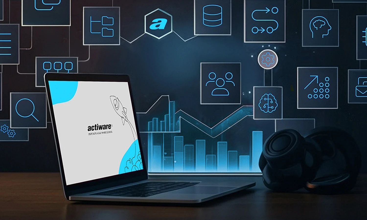 Ein Laptop mit actiware-Branding steht auf einem Schreibtisch vor einer digitalen Tafel. Die Tafel zeigt ein dunkles Diagramm mit hellblauen Balken und zahlreiche leuchtende, vernetzte Icons, die verschiedene Geschäftsprozesse, Daten und KI (Künstliche Intelligenz) darstellen. Oben in der Mitte ist das actiware-a in einem Hexagon zu sehen.