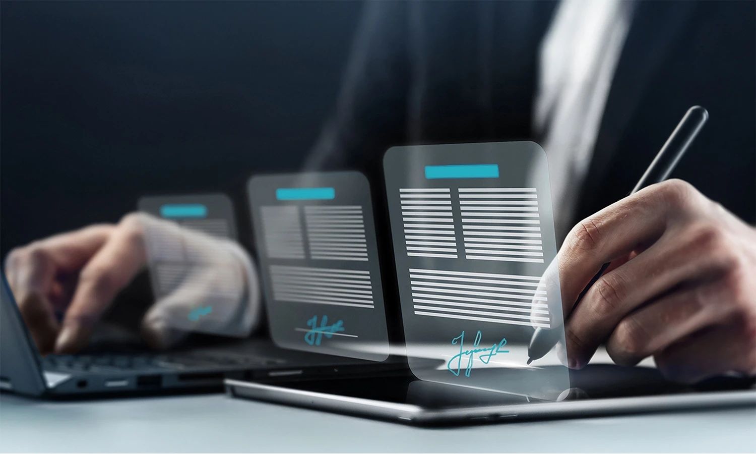 Nahaufnahme, die die digitale Unterzeichnung von Dokumenten darstellt. Eine Hand hält einen digitalen Stift (Stylus) und signiert eine leuchtende, virtuelle Vertragsseite, die über einem Tablet schwebt.