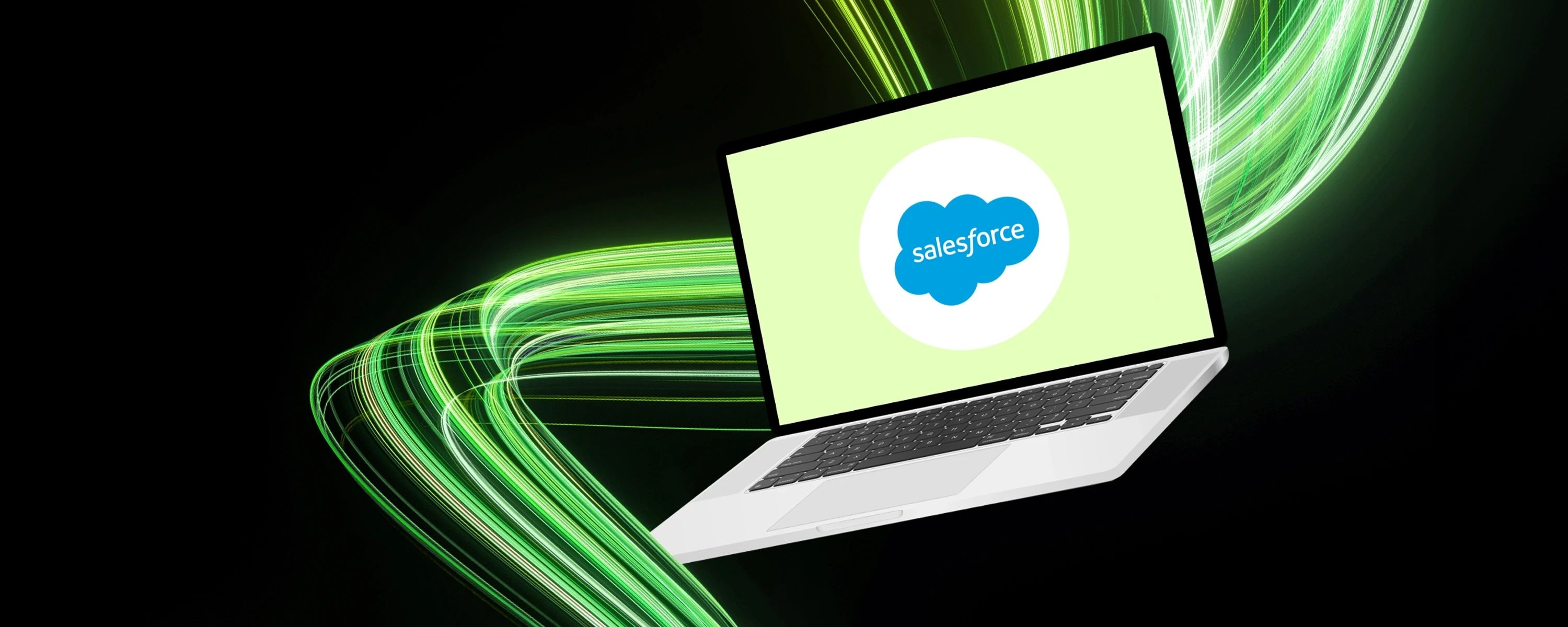 Ein Laptop mit dem Salesforce-Logo auf dem Bildschirm, umgeben von dynamischen grünen Lichtstreifen auf schwarzem Hintergrund.