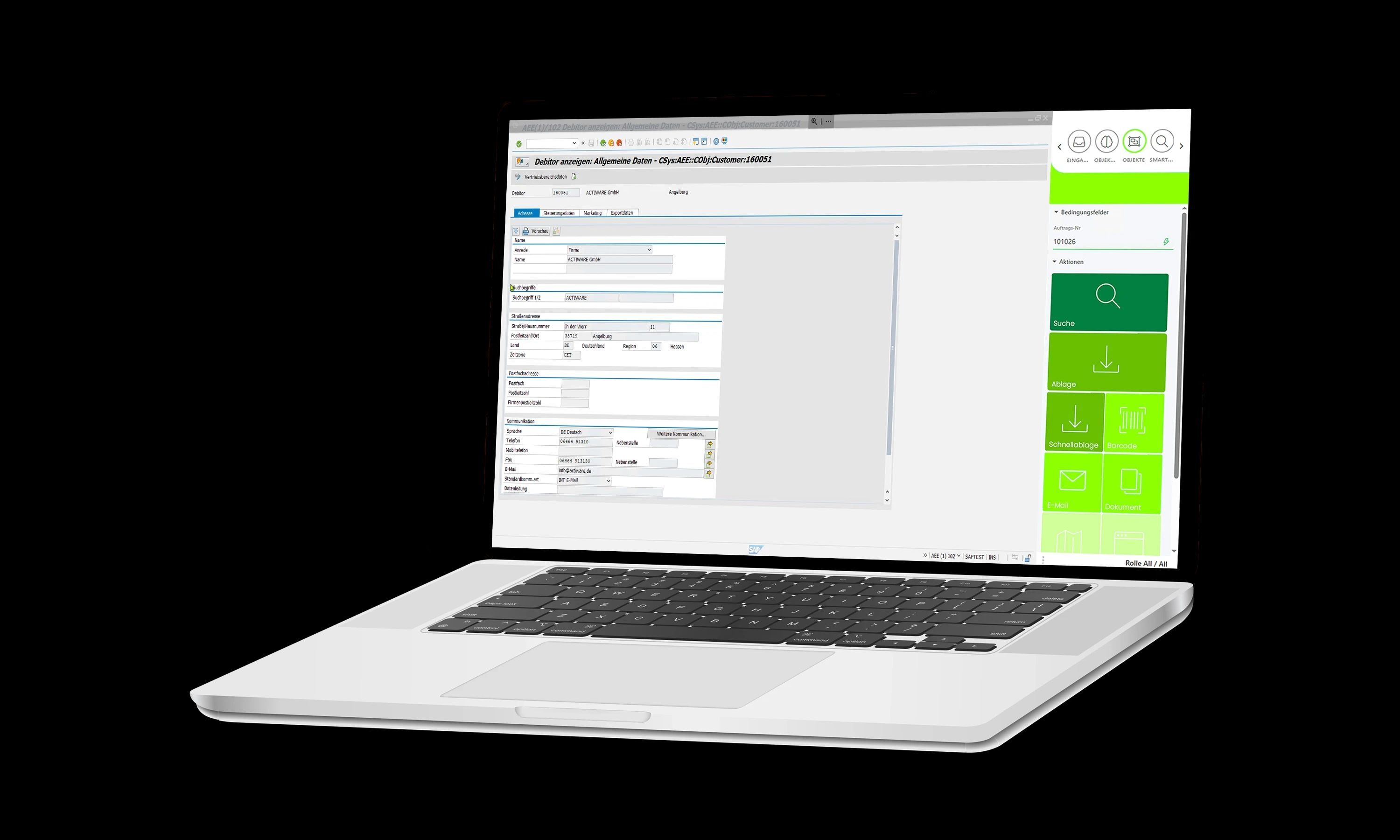 Ein aufgeklappter Laptop zeigt auf dem Bildschirm die Benutzeroberfläche von SAP ECC.