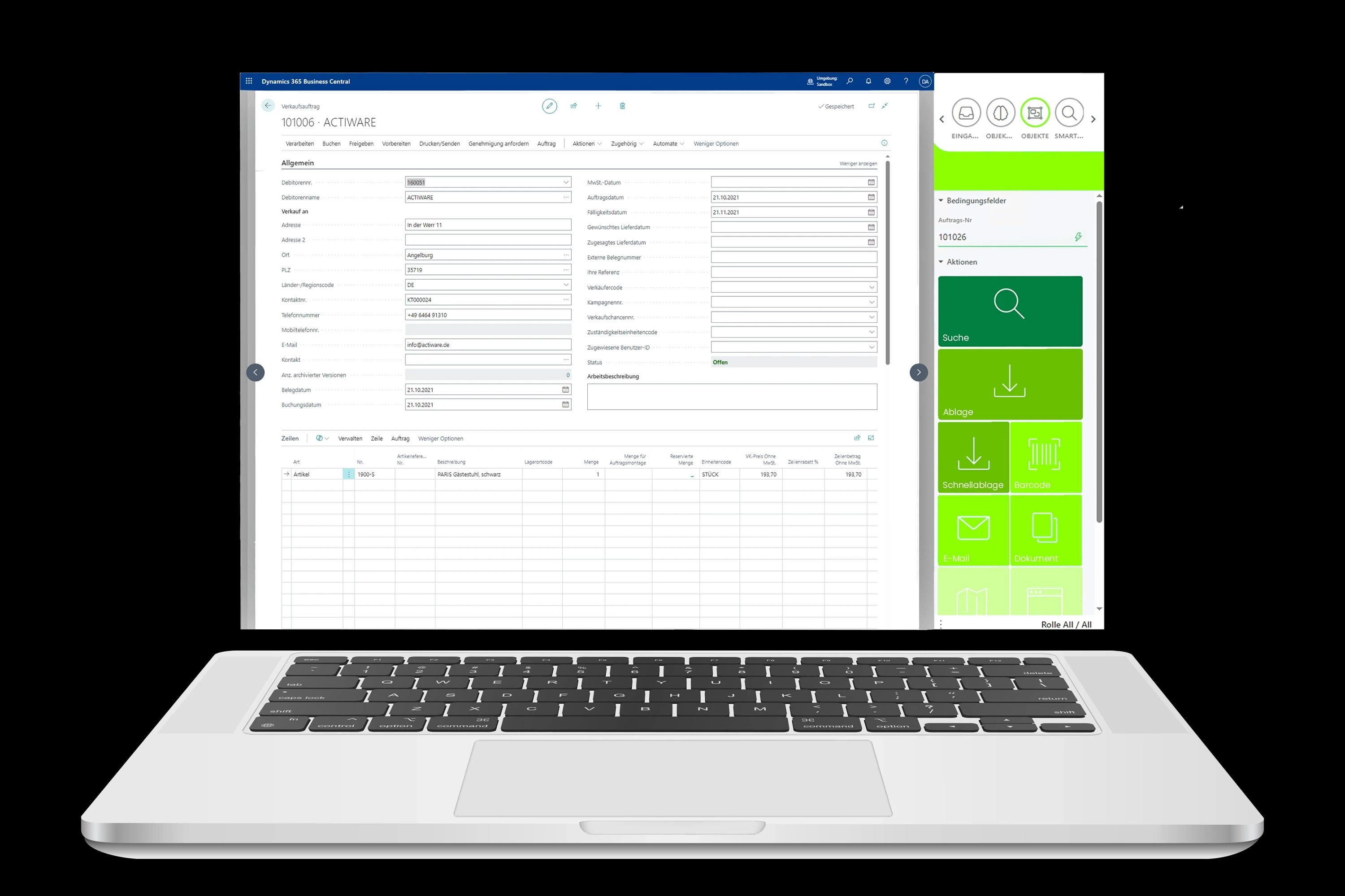 Ein aufgeklappter Laptop zeigt auf dem Bildschirm die Benutzeroberfläche von Microsoft Business Central.