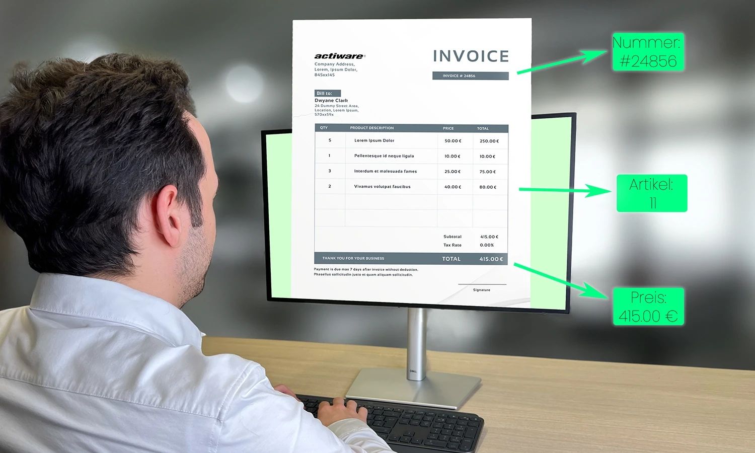 Mitarbeiter am Schreibtisch betrachtet eine digitale Rechnung auf dem Monitor. Die Rechnungsnummer, die Artikel und der Gesamtpreis werden extrahiert.