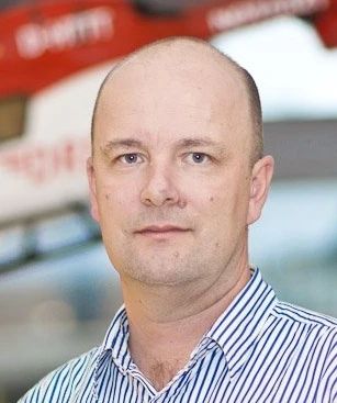 Andreas Gorzen der DRF Luftrettung in gestreiftem Hemd – Kompetenz und Engagement in der Luftrettung und medizinischen Notfallversorgung.