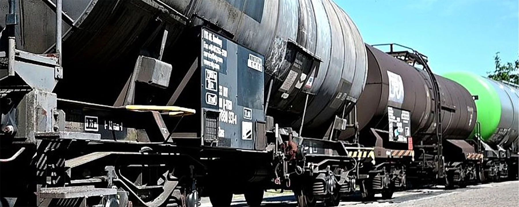 Reihe von Kesselwagen auf dem Werksgelände der Franz Kaminski Waggonbau GmbH – spezialisierte Instandhaltung und Prüfung von Güter- und Tankwaggons für den Schienengüterverkehr.