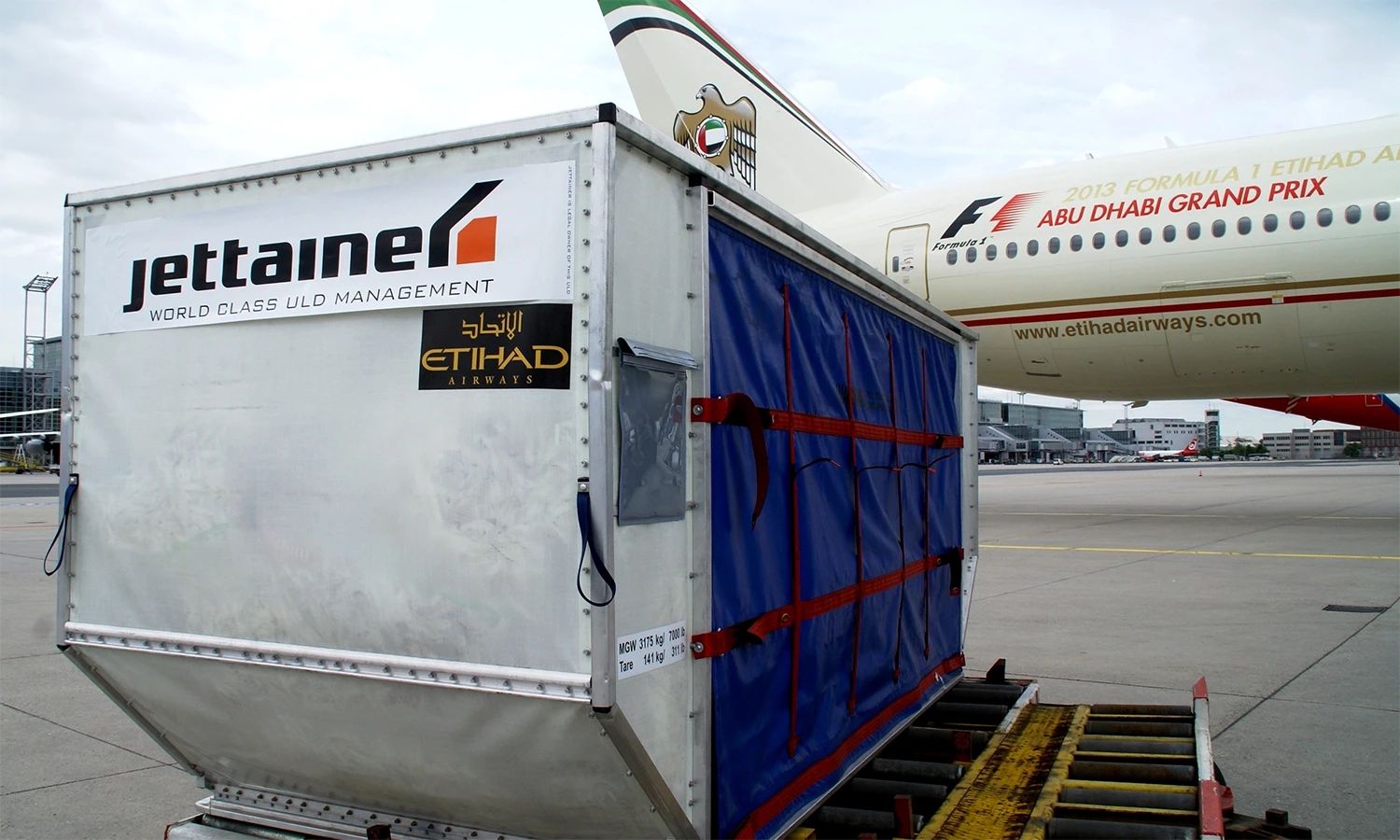 Jettainer‑ULD‑Container vor einem Etihad‑Airways‑Flugzeug – effizientes Ladeeinheiten‑Management für internationale Luftfrachtlogistik.