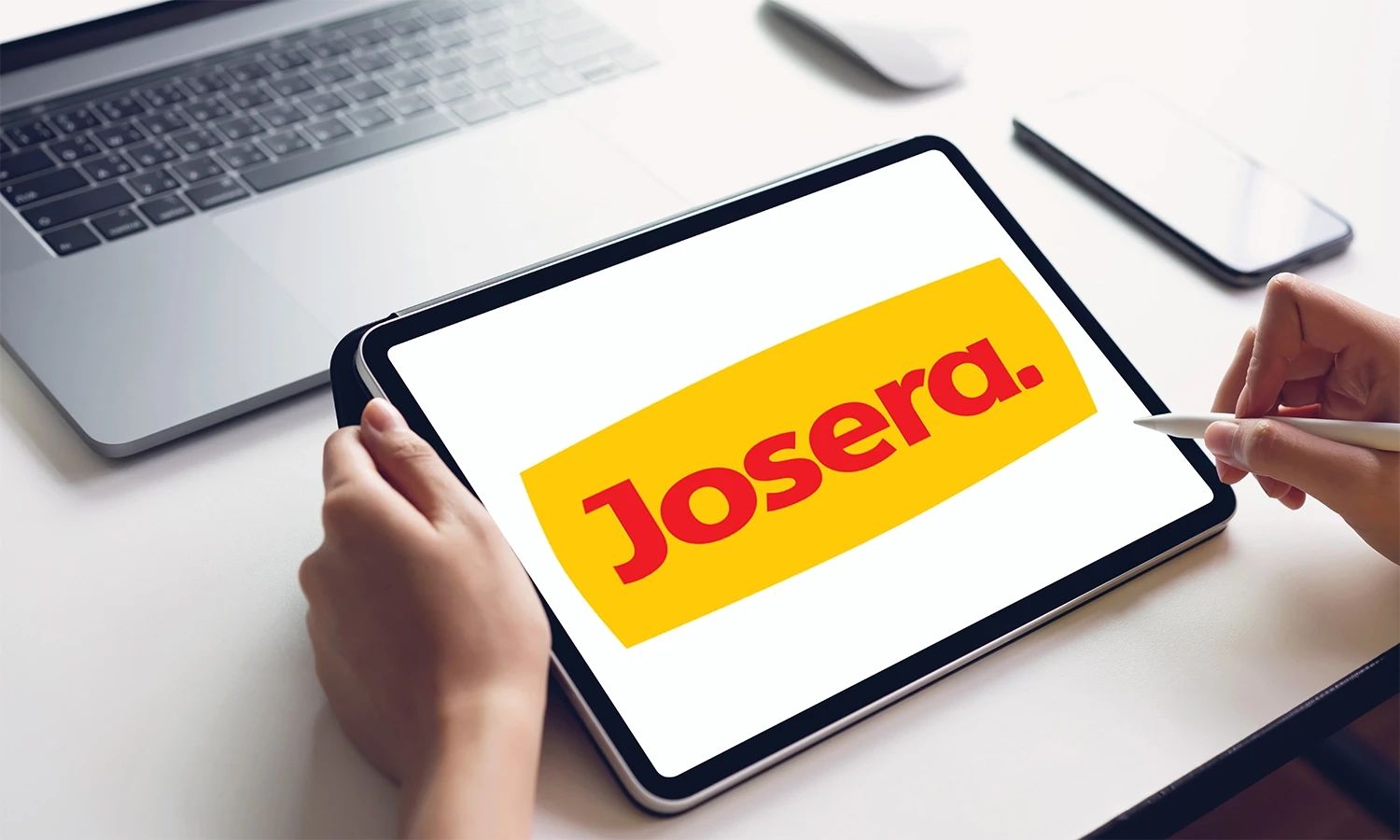 Tablet mit Josera‑Logo – Symbol für moderne Markenidentität, digitale Prozesse und nachhaltige Tiernahrungsproduktion.