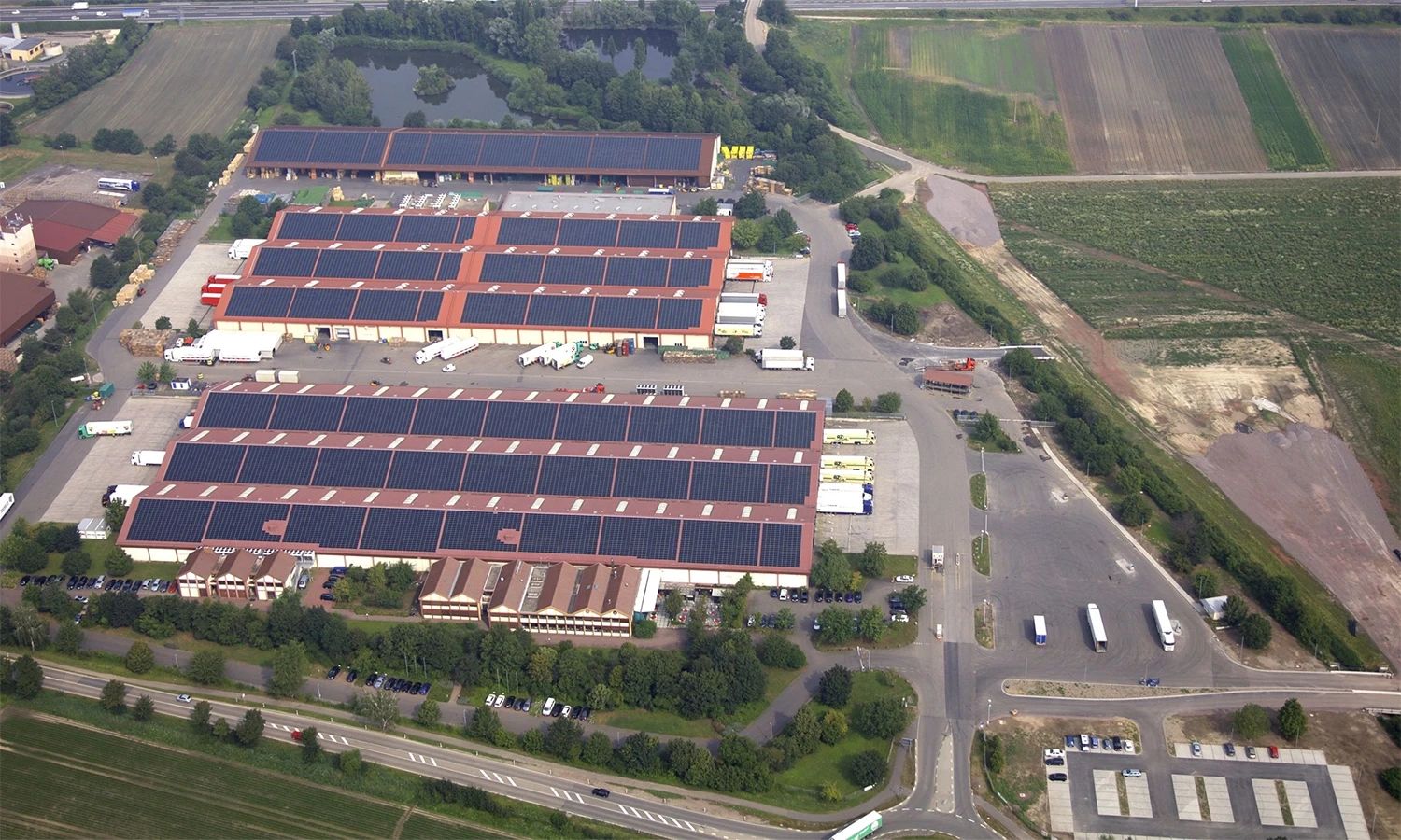 Luftaufnahme des Pfalzmarkt‑Standorts in Mutterstadt – moderne Logistik‑ und Vermarktungszentrale für frisches Obst und Gemüse aus der Pfalz.