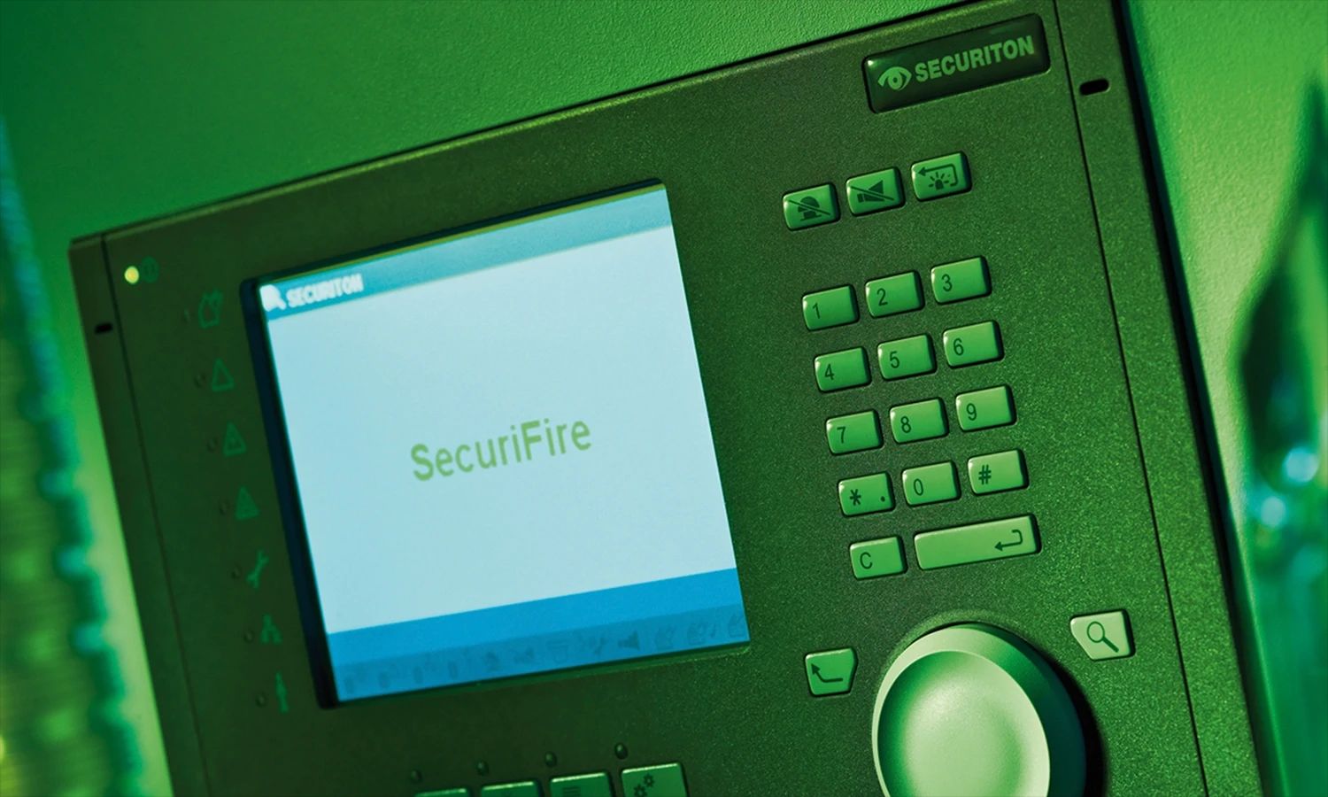 Securiton SecuriFire‑Bedienzentrale – moderne Brandmelde‑ und Sicherheitsanlage mit Display und Tastatur für professionelle Gebäudesicherheit.
