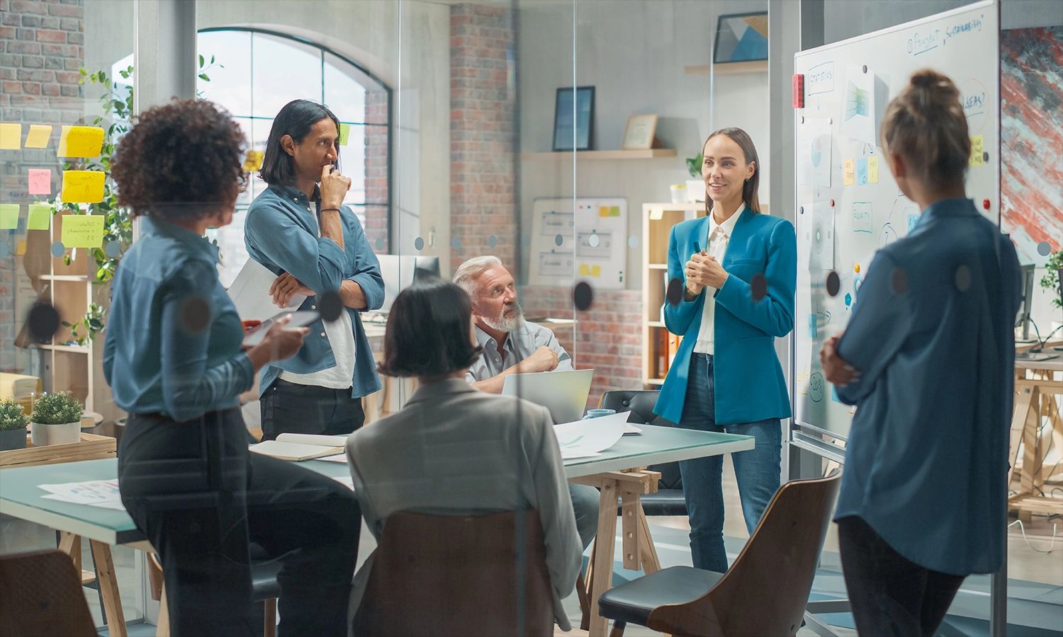 Mehrere Business-Personen befinden sich in einem Business-Coaching.