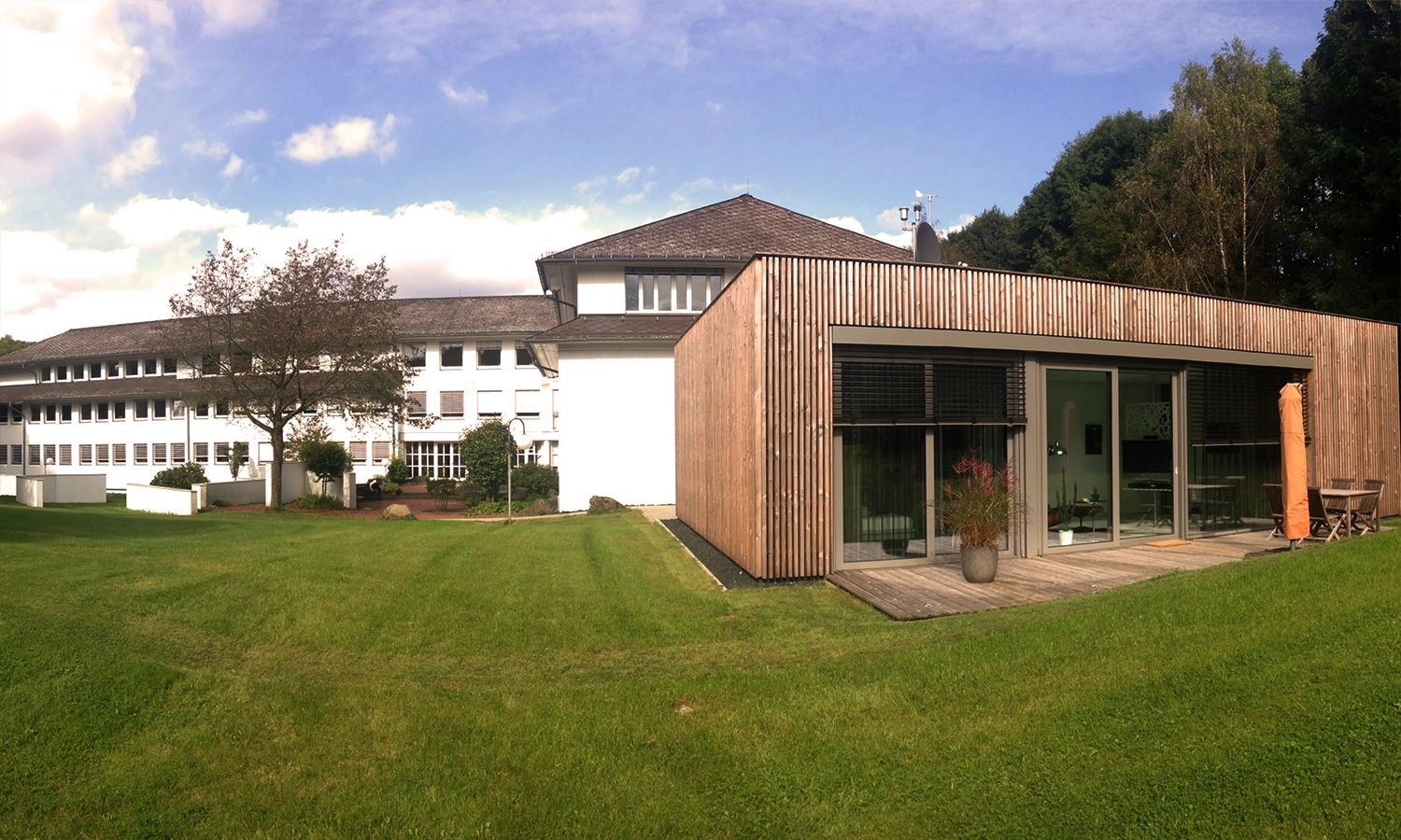 Firmengebäude der ACTIWARE GmbH, davor eine gepflegte Grünfläche mit Rasen