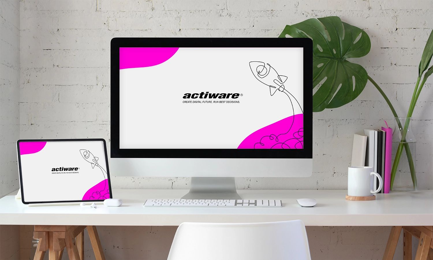 Moderner Arbeitsplatz mit Monitor, Tastatur, Maus und Tablet. Auf den Monitoren ist der ACTIWARE-Desktop-Hintergrund sichtbar.