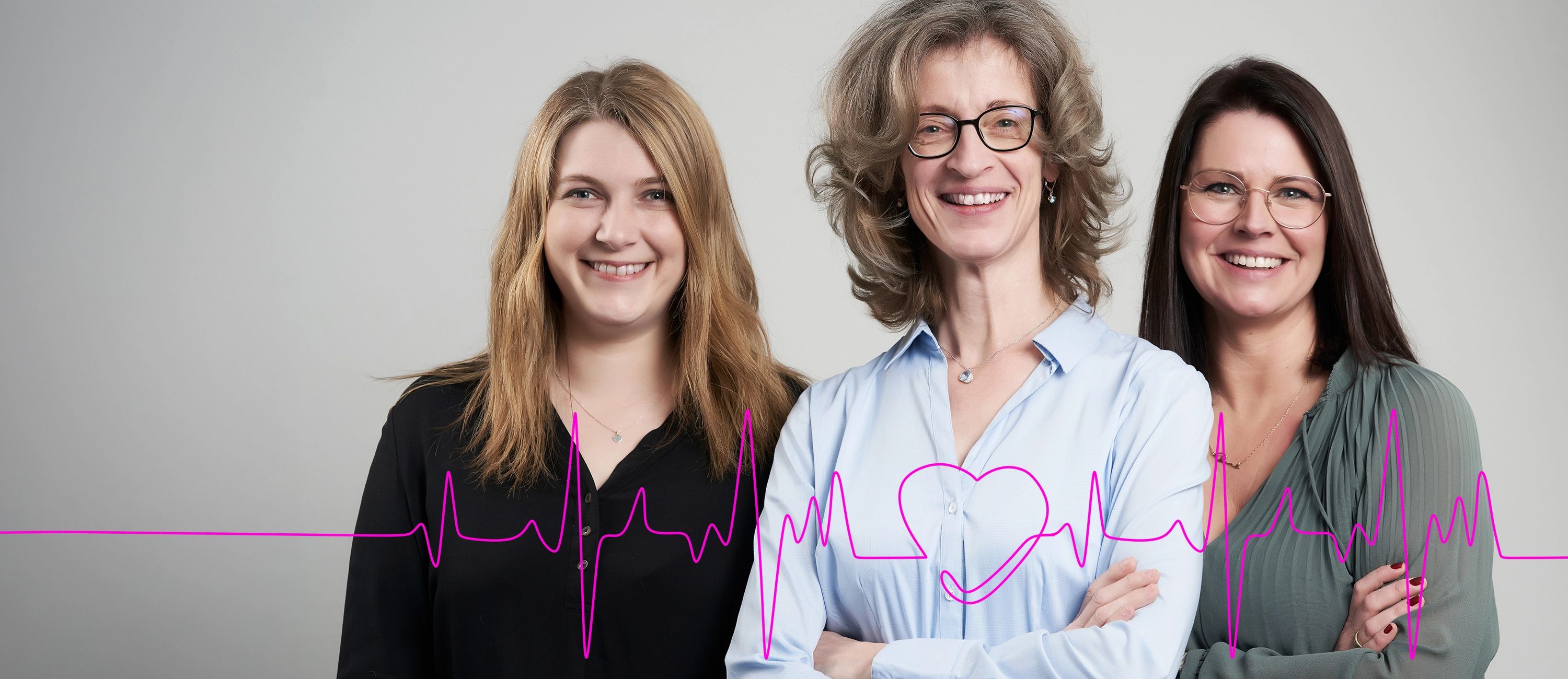 Drei HR-Mitarbeiterinnen schauen freundlich in die Kamera, davor eine pinke One-Line-EKG-Linie, in die ein Herz integriert ist