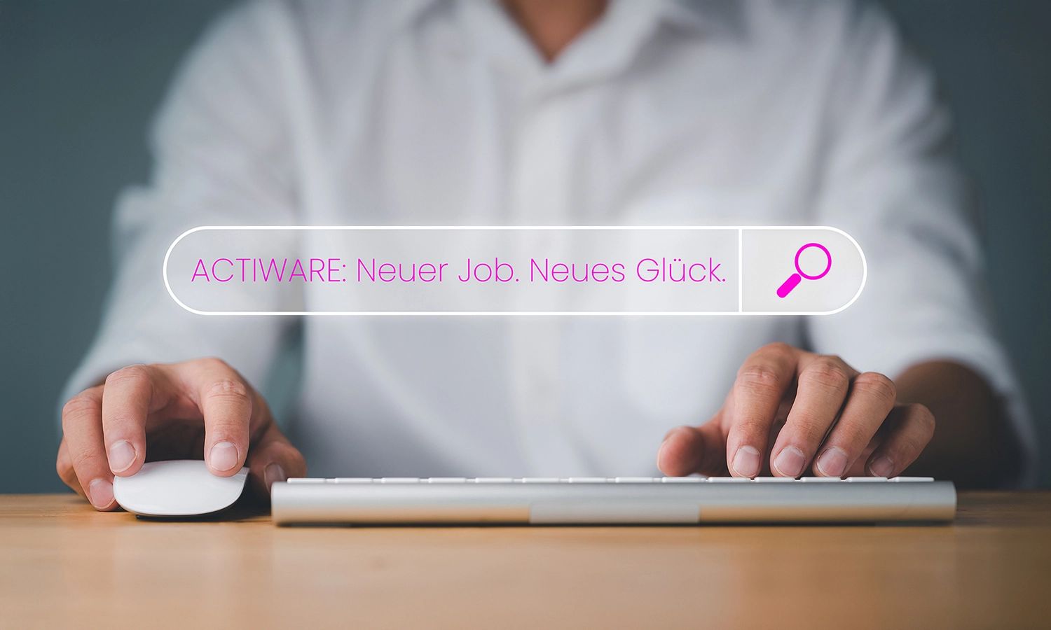 Frontalansicht auf eine Person, die auf der Tastatur tippt. Davor ist eine Suchleiste zu sehen, in der ‚ACTIWARE: Neuer Job. Neues Glück.‘ steht.