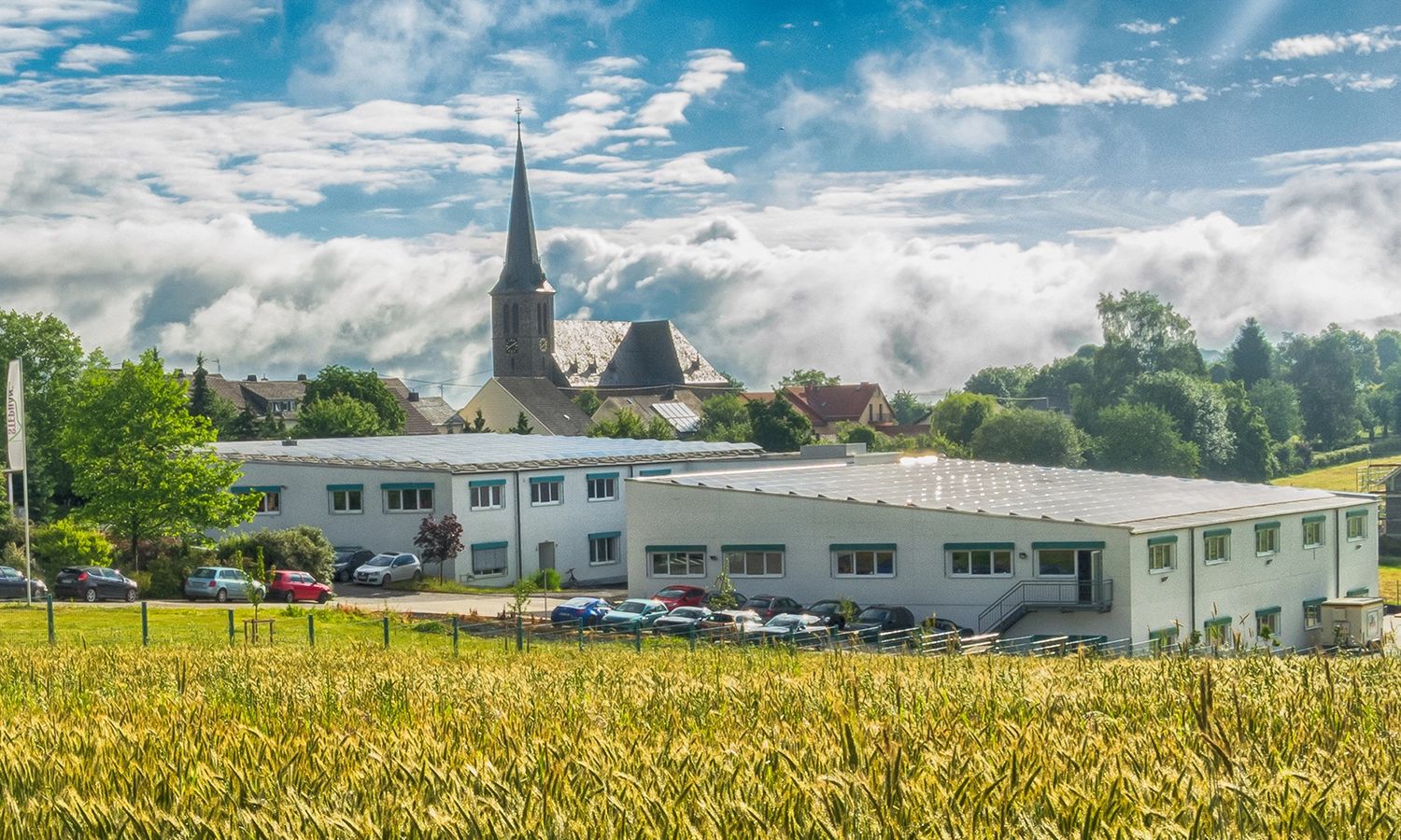 Firmengebäude der Fritz Stephan GmbH im Grünen – Medizintechnikunternehmen in idyllischer Umgebung, spezialisiert auf Beatmungssysteme und Intensivpflegegeräte.