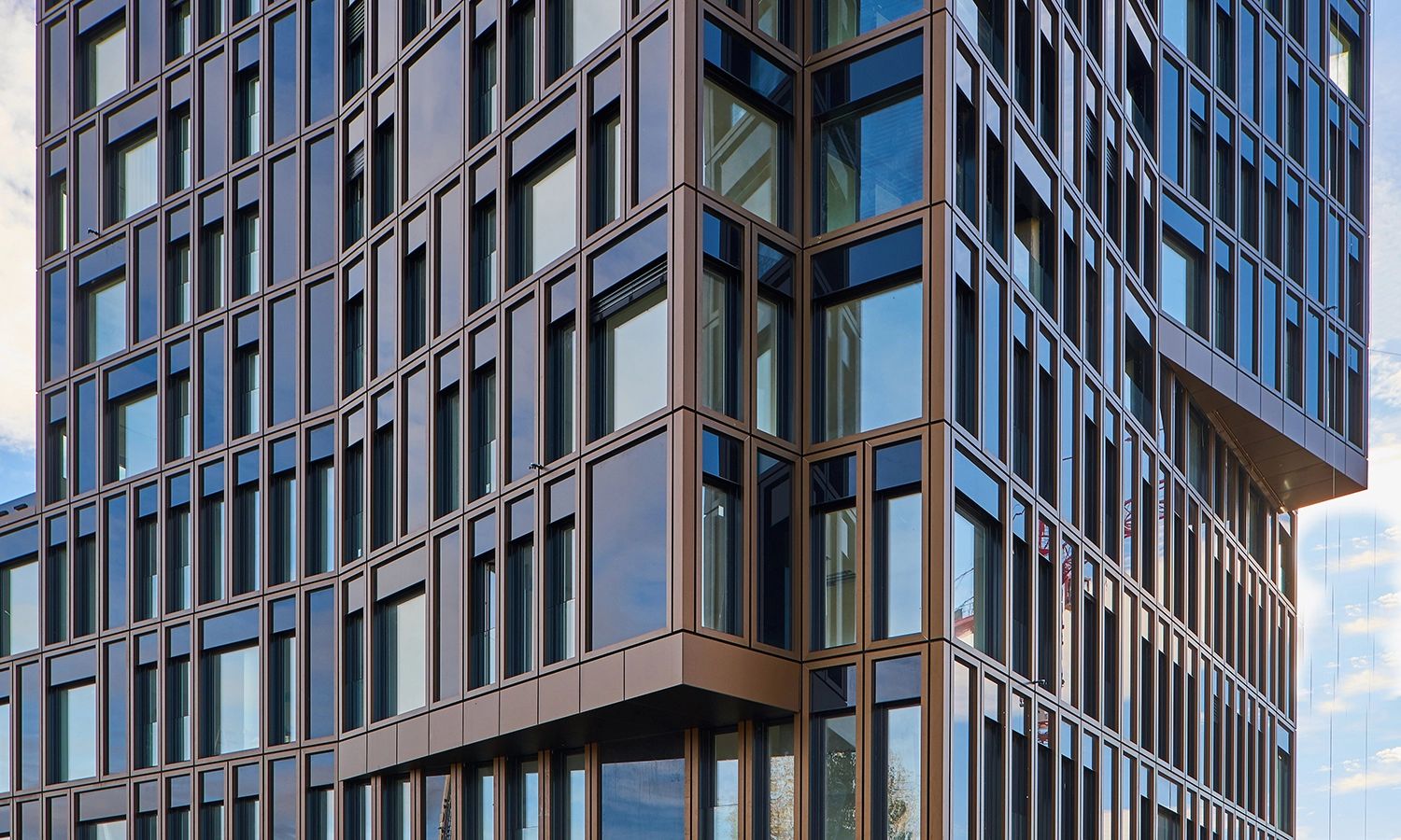 Detailansicht einer modernen Gebäudefassade mit Geilinger-Stahlbausystem – präzise Glas- und Metallkonstruktion für ästhetische und tragende Architekturlösungen.