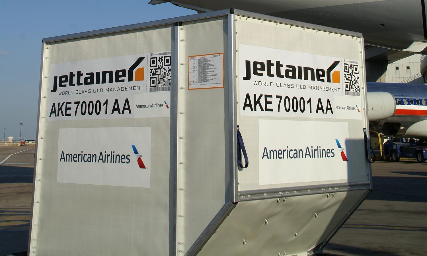 Jettainer‑ULD‑Container auf dem Rollfeld – speziell gekennzeichnete Luftfracht‑Einheit für American Airlines, Symbol für effizientes ULD‑Management im Flugverkehr.