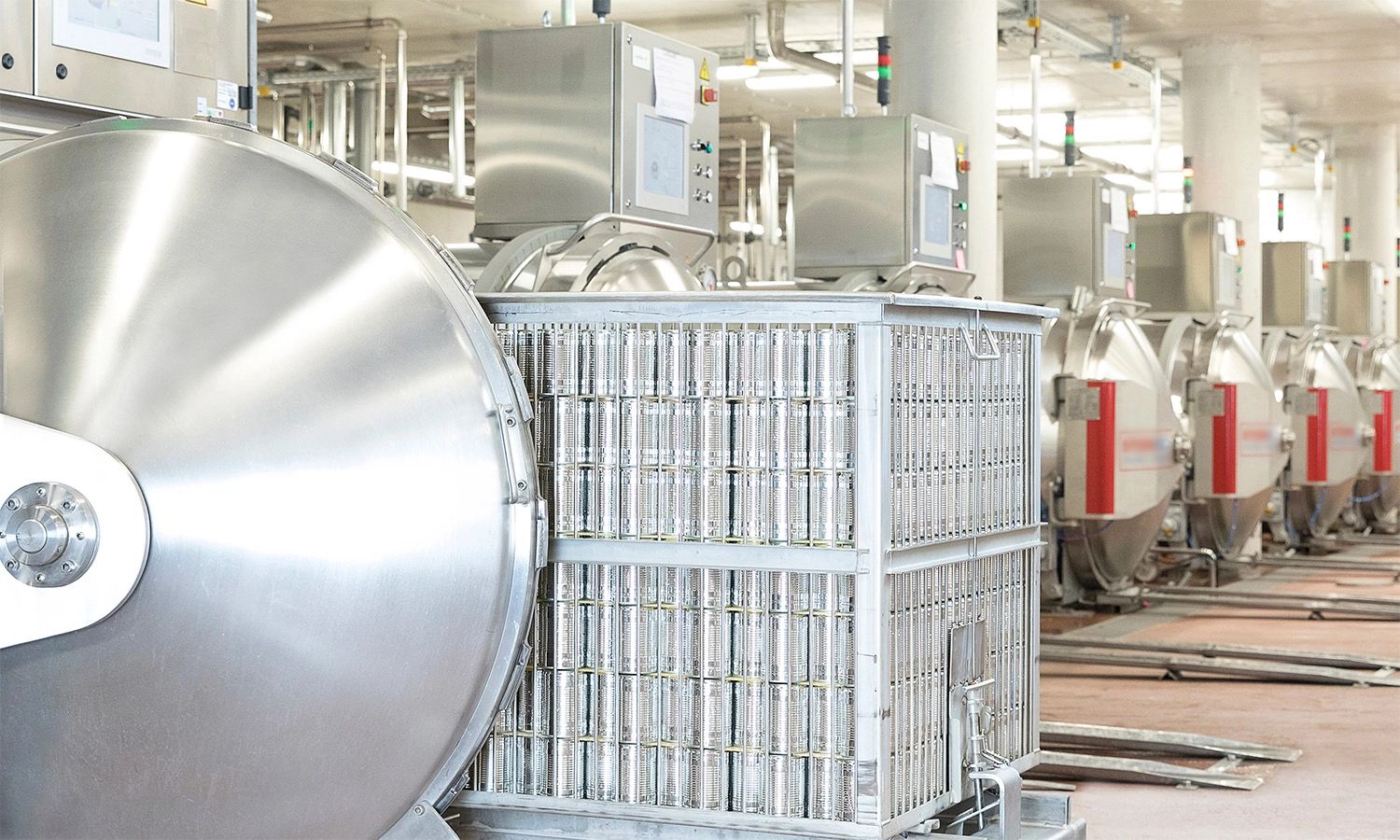 Produktionsanlage bei Landguth – moderne Edelstahl‑Maschinen und Dosenfertigung für hochwertige und nachhaltige Tiernahrung.