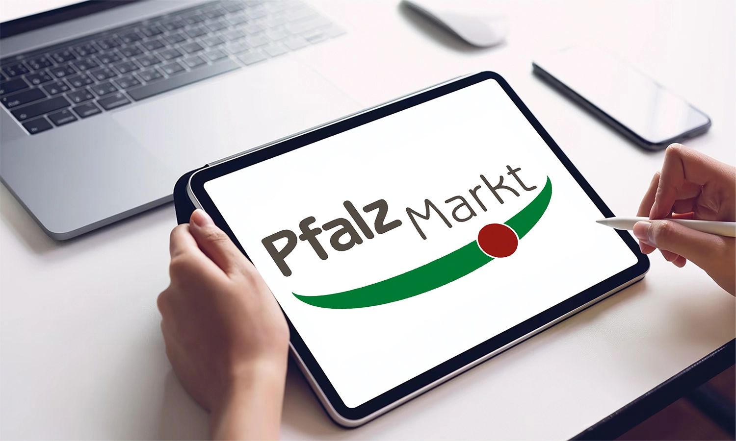 Tablet mit Pfalzmarkt‑Logo – Symbol für regionale Erzeugerorganisation, Frische, Nachhaltigkeit und Obst‑ und Gemüsevermarktung aus der Pfalz.