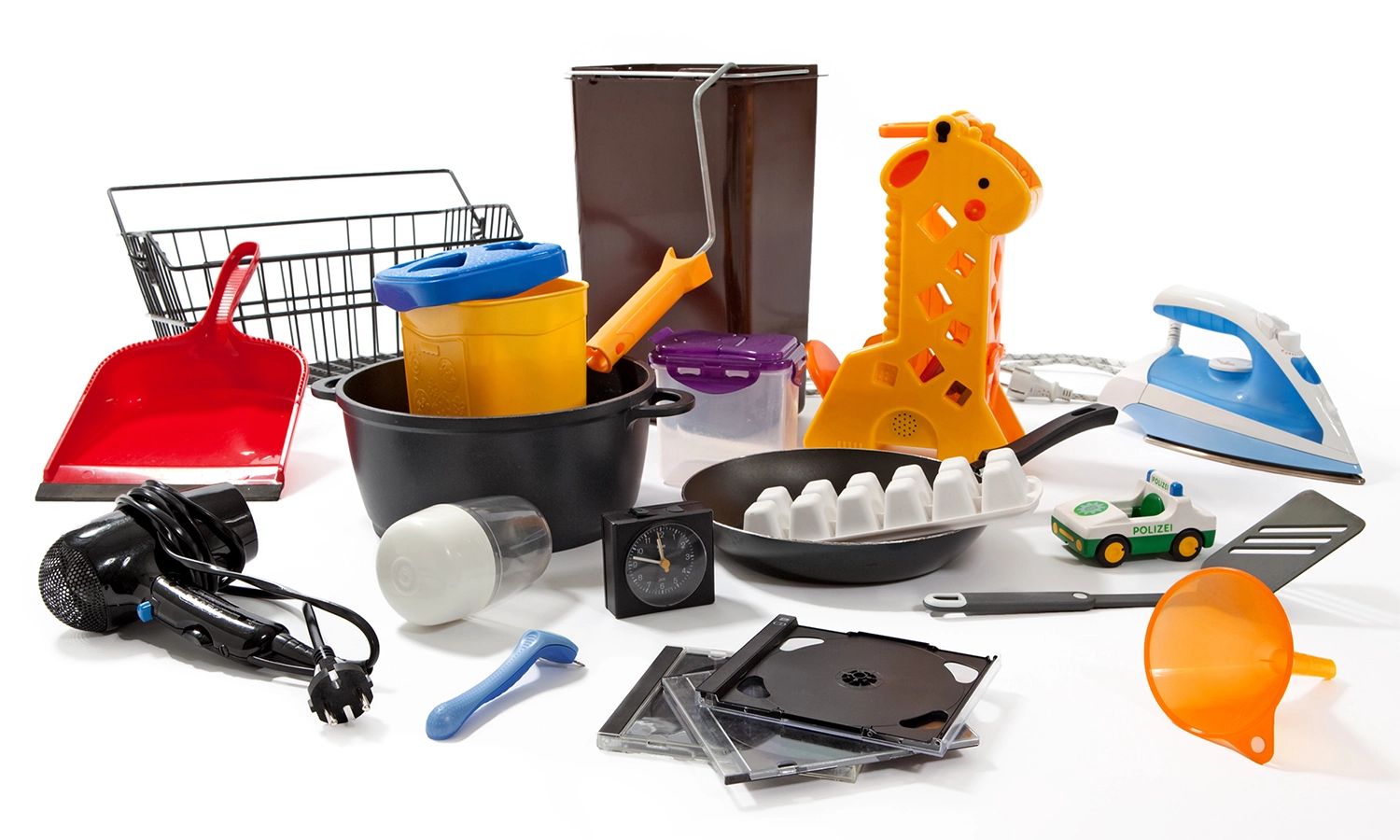 Verschiedene Kunststoffprodukte wie Haushaltswaren und Spielzeug – Beispielsortiment für Recycling und Kreislaufwirtschaft von Reclay.