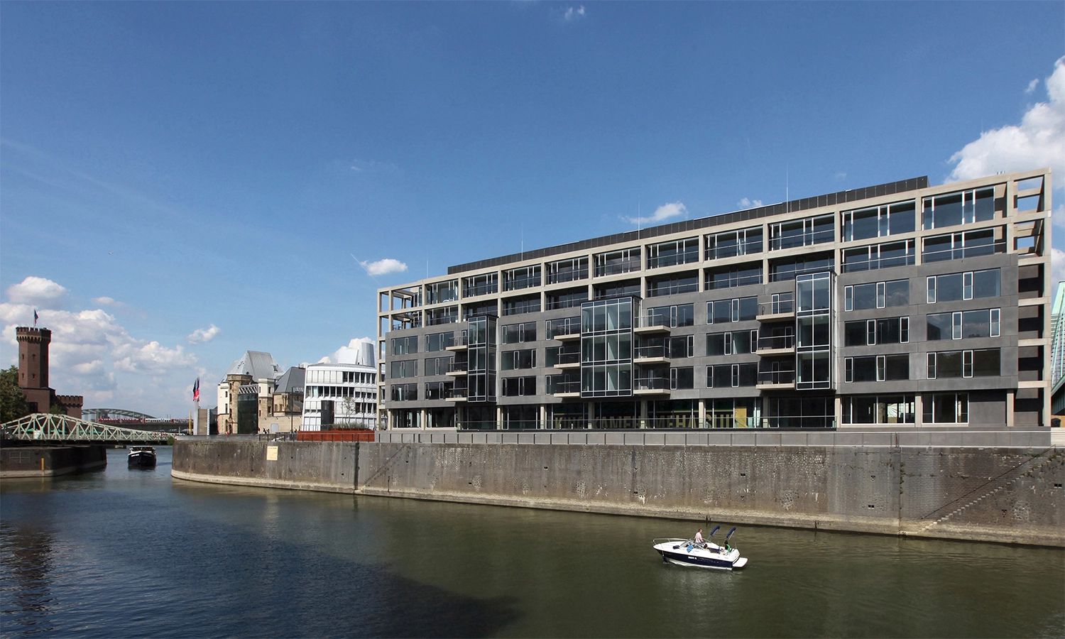 Moderner Reclay‑Firmensitz am Rheinufer – Unternehmenszentrale des internationalen Recycling‑ und Umweltmanagement‑Dienstleisters.